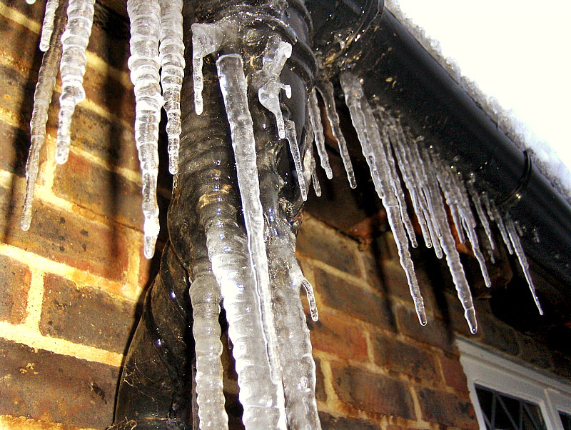 HP PHOTOSMART R927  (V01.00) sample photo. Large icicles. photography