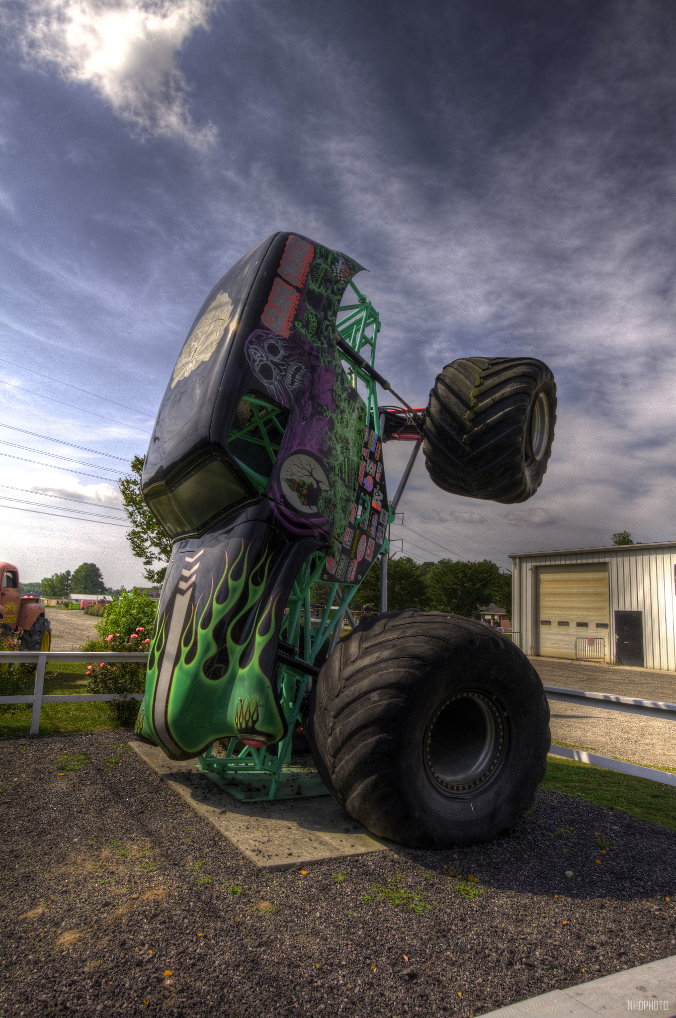 Canon EOS 7D + Canon EF-S 10-18mm F4.5–5.6 IS STM sample photo. Grave digger photography