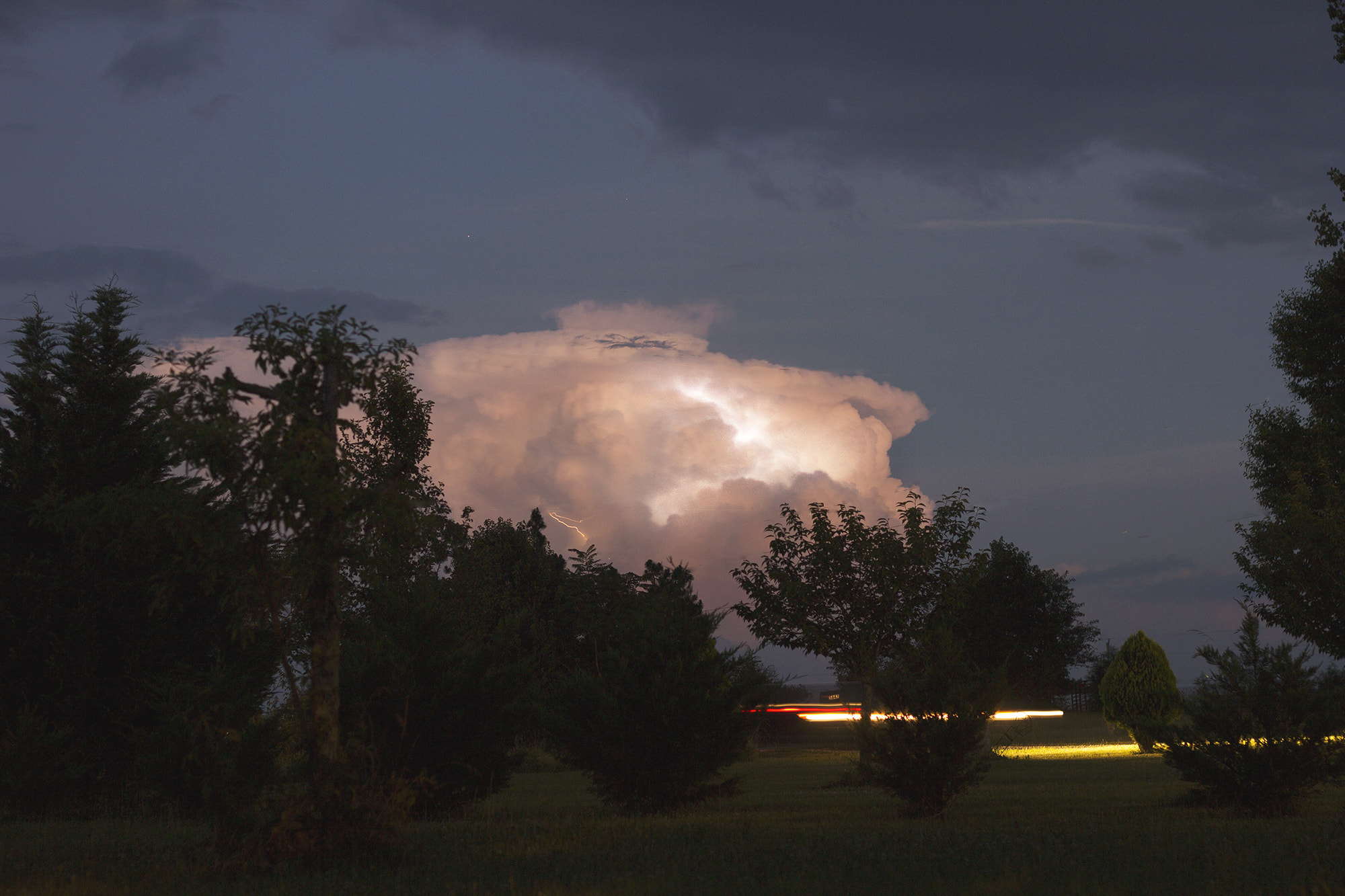 Canon EOS 600D (Rebel EOS T3i / EOS Kiss X5) + Canon EF 50mm F1.8 II sample photo. Storm rolling in photography