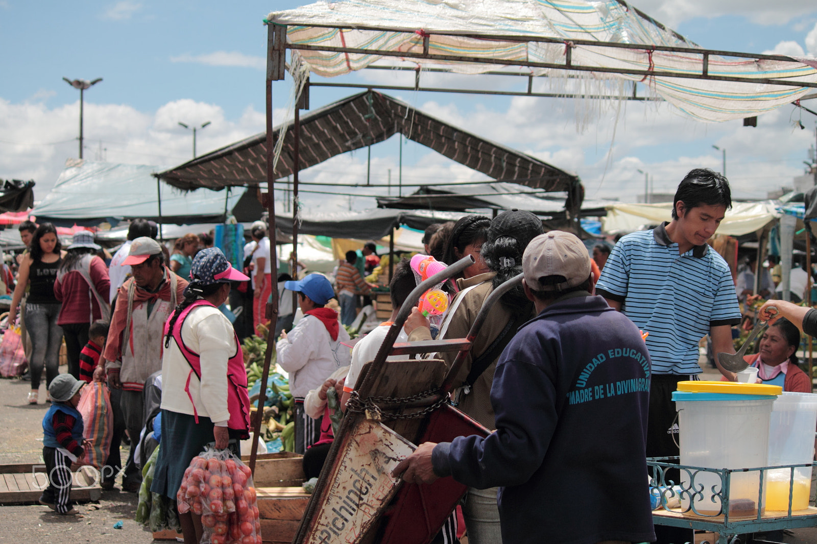 Canon EF-S 55-250mm F4-5.6 IS sample photo. Mercado photography