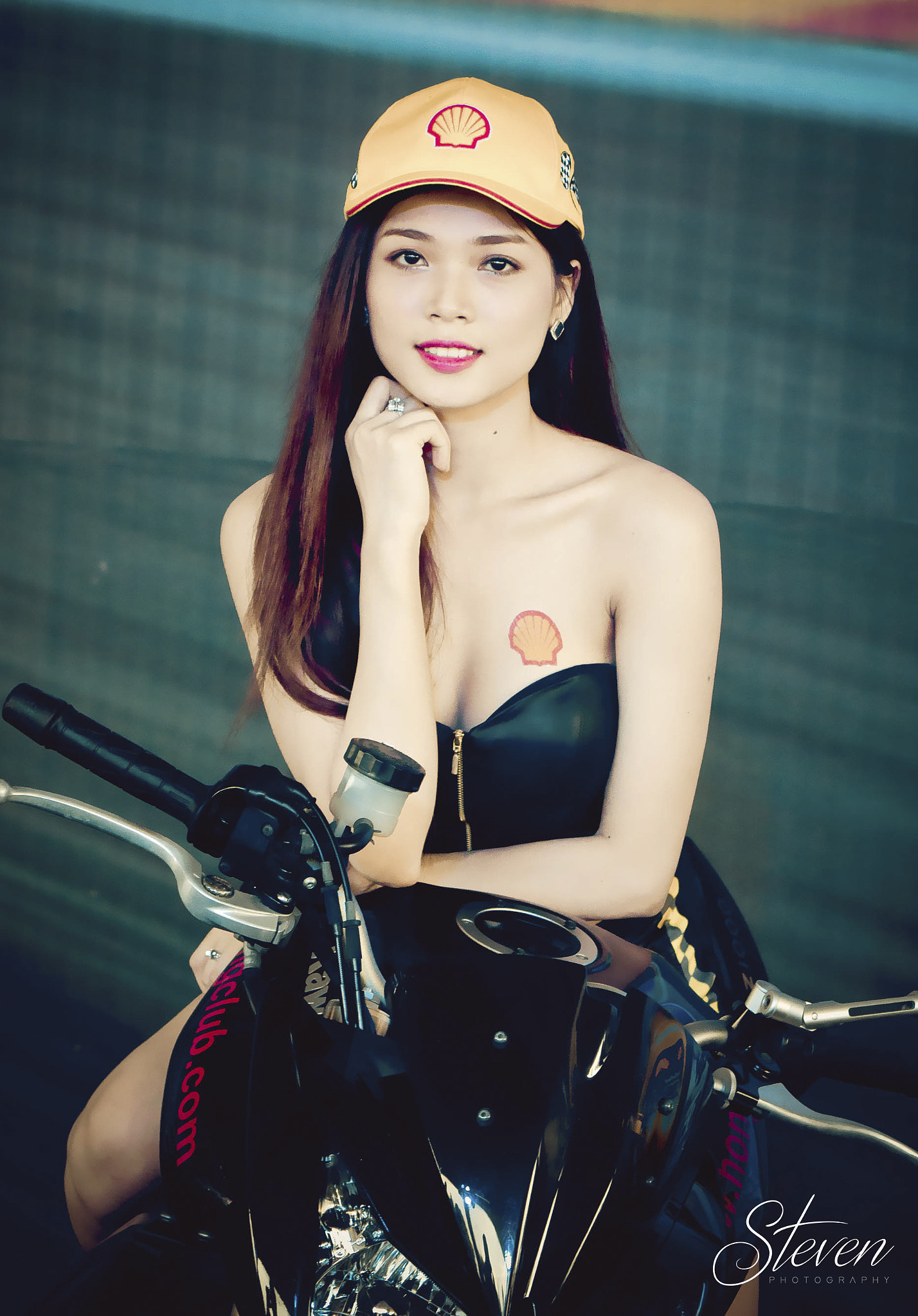 Canon EF 28-105mm f/3.5-4.5 USM sample photo. Motor show photography