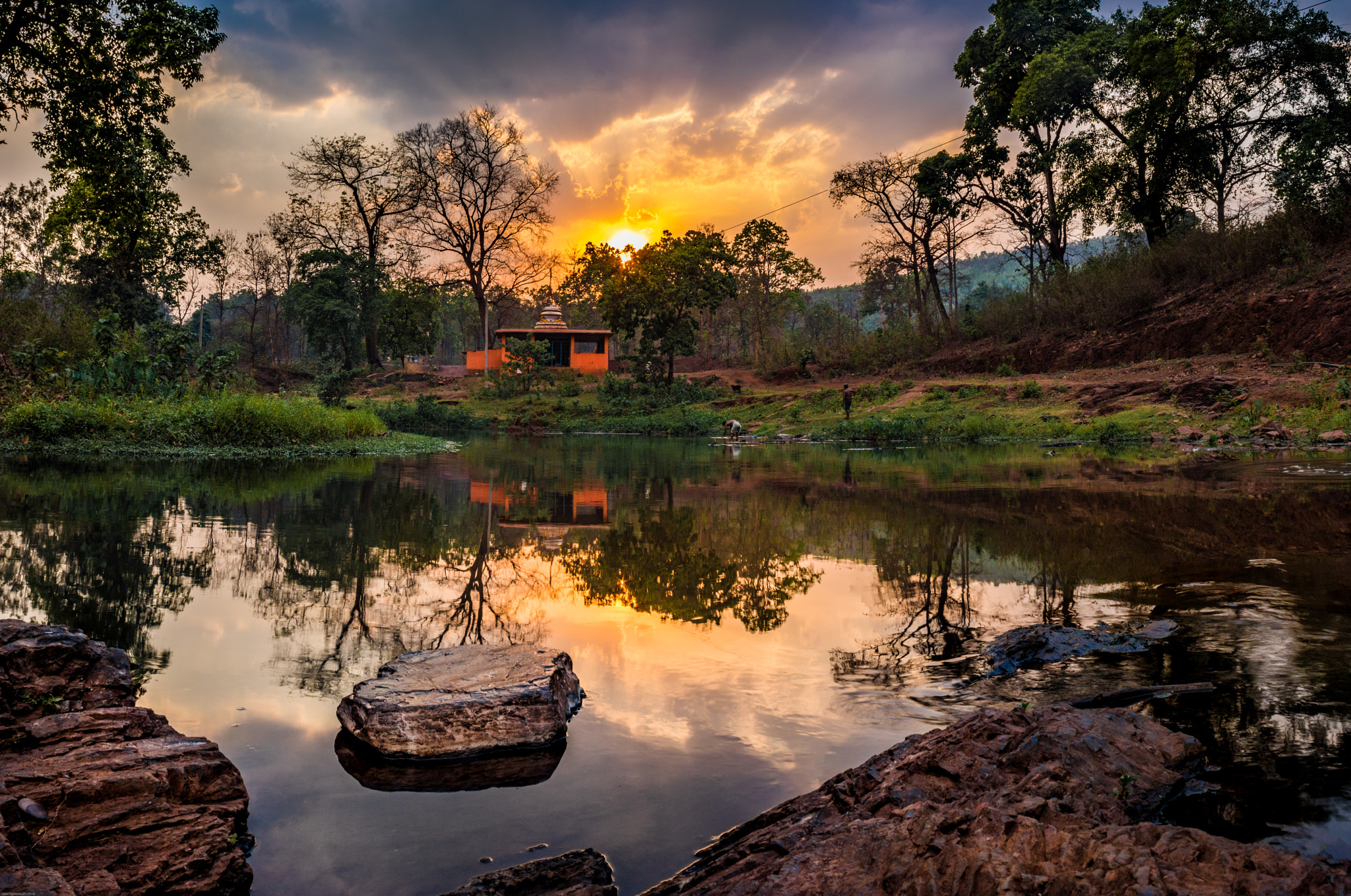 Canon EOS 750D (EOS Rebel T6i / EOS Kiss X8i) sample photo. The temple by the river photography