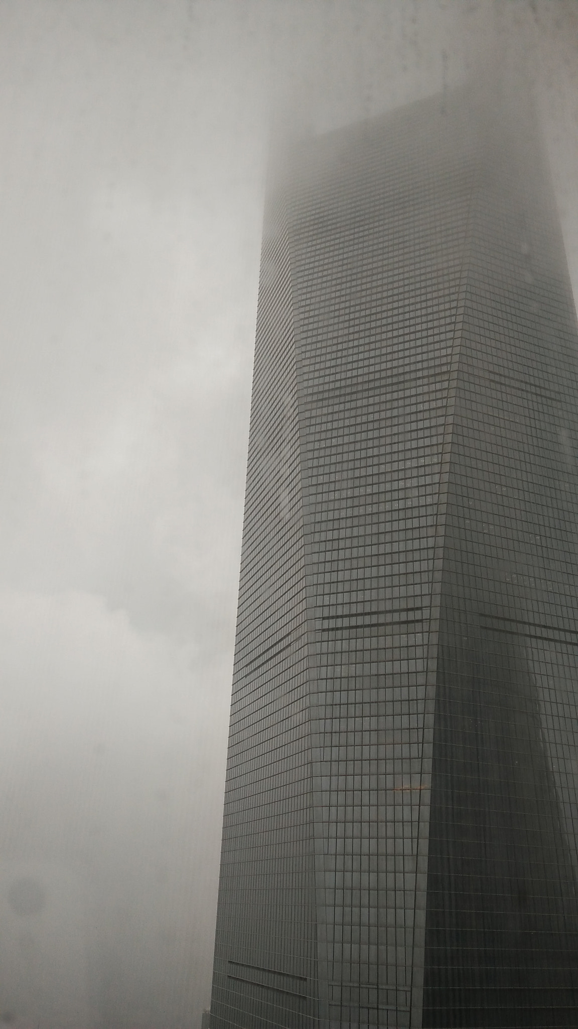 OnePlus ONE E1001 sample photo. 阴雨下的金融中心 photography