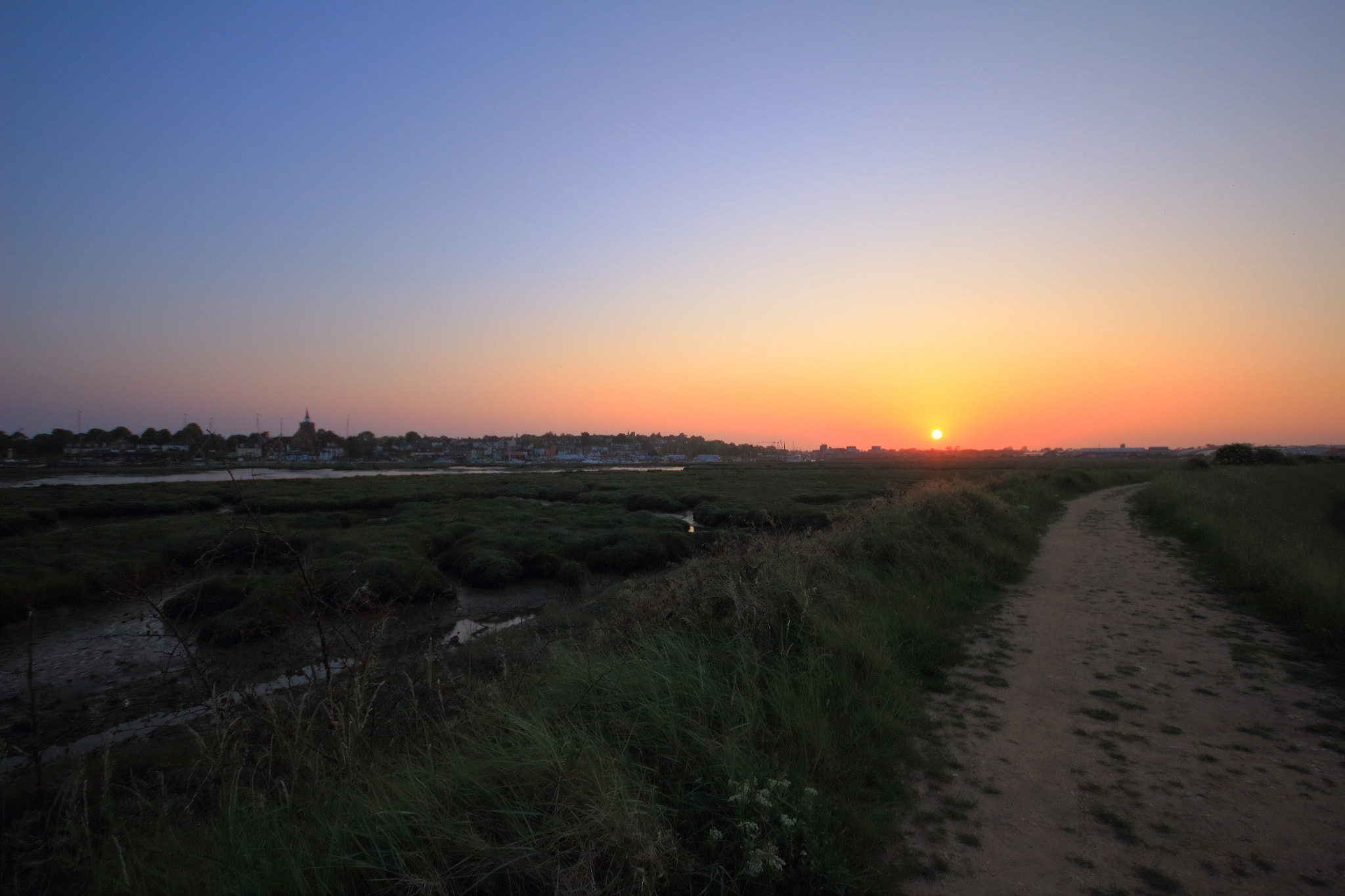 Canon EOS 100D (EOS Rebel SL1 / EOS Kiss X7) + Sigma 10-20mm F4-5.6 EX DC HSM sample photo. Sunset with the essex town of maldon to the left. photography