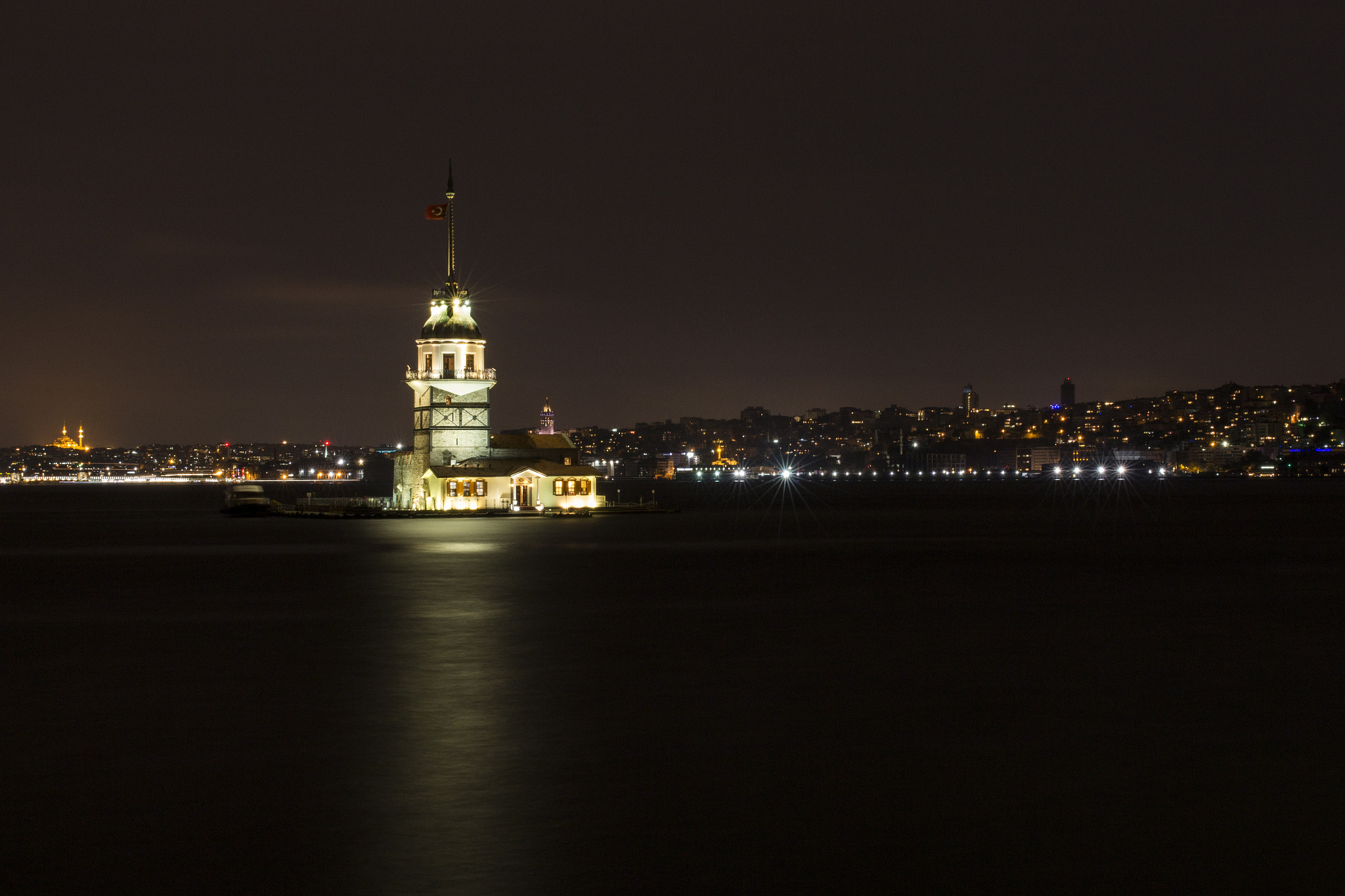 Canon EOS 700D (EOS Rebel T5i / EOS Kiss X7i) + Sigma 35mm F1.4 DG HSM Art sample photo. Maiden's tower photography