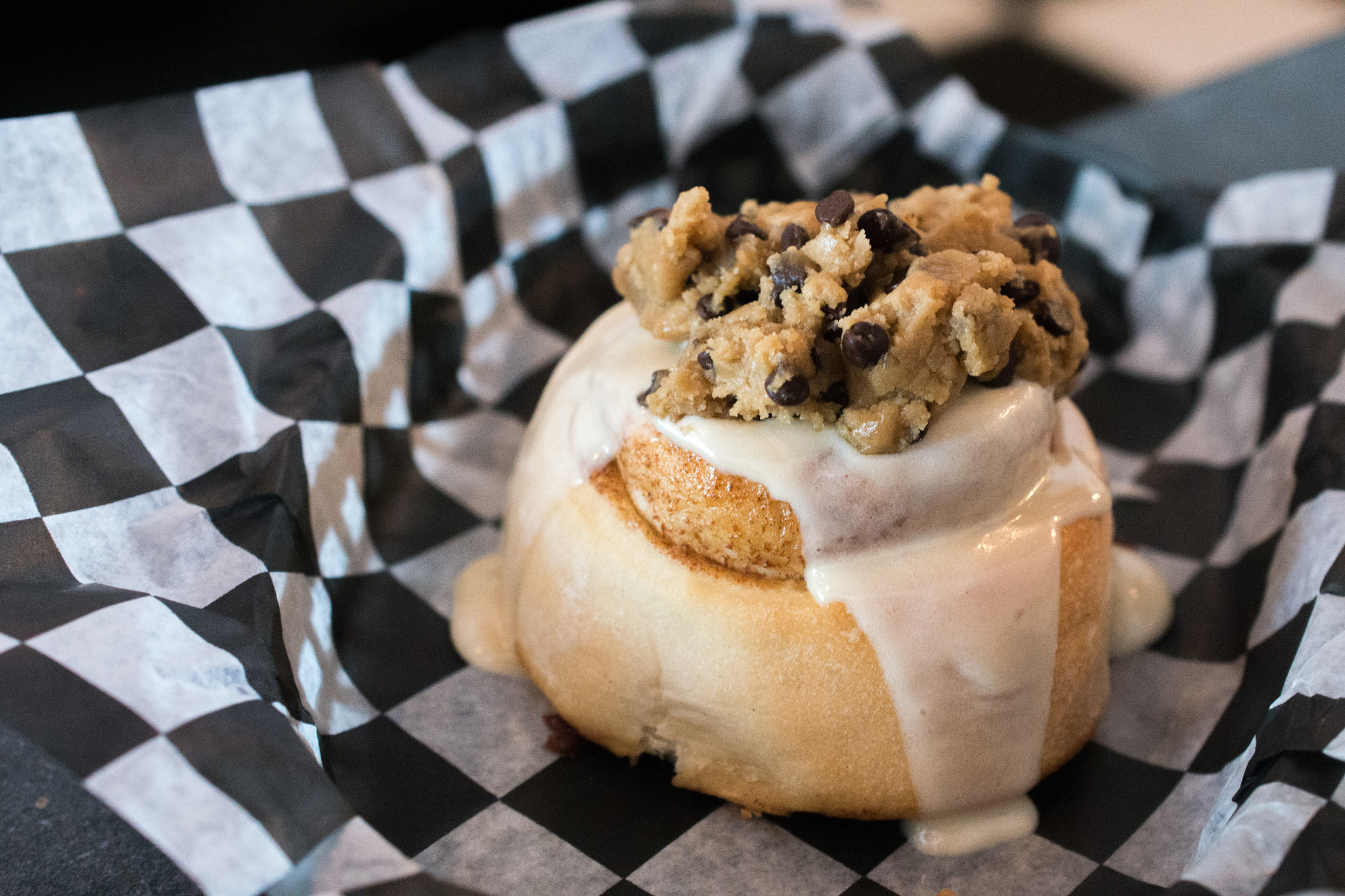 Nikon AF-S DX Micro Nikkor 40mm F2.8 sample photo. Cinnaholic gourmet cinnamon roll photography