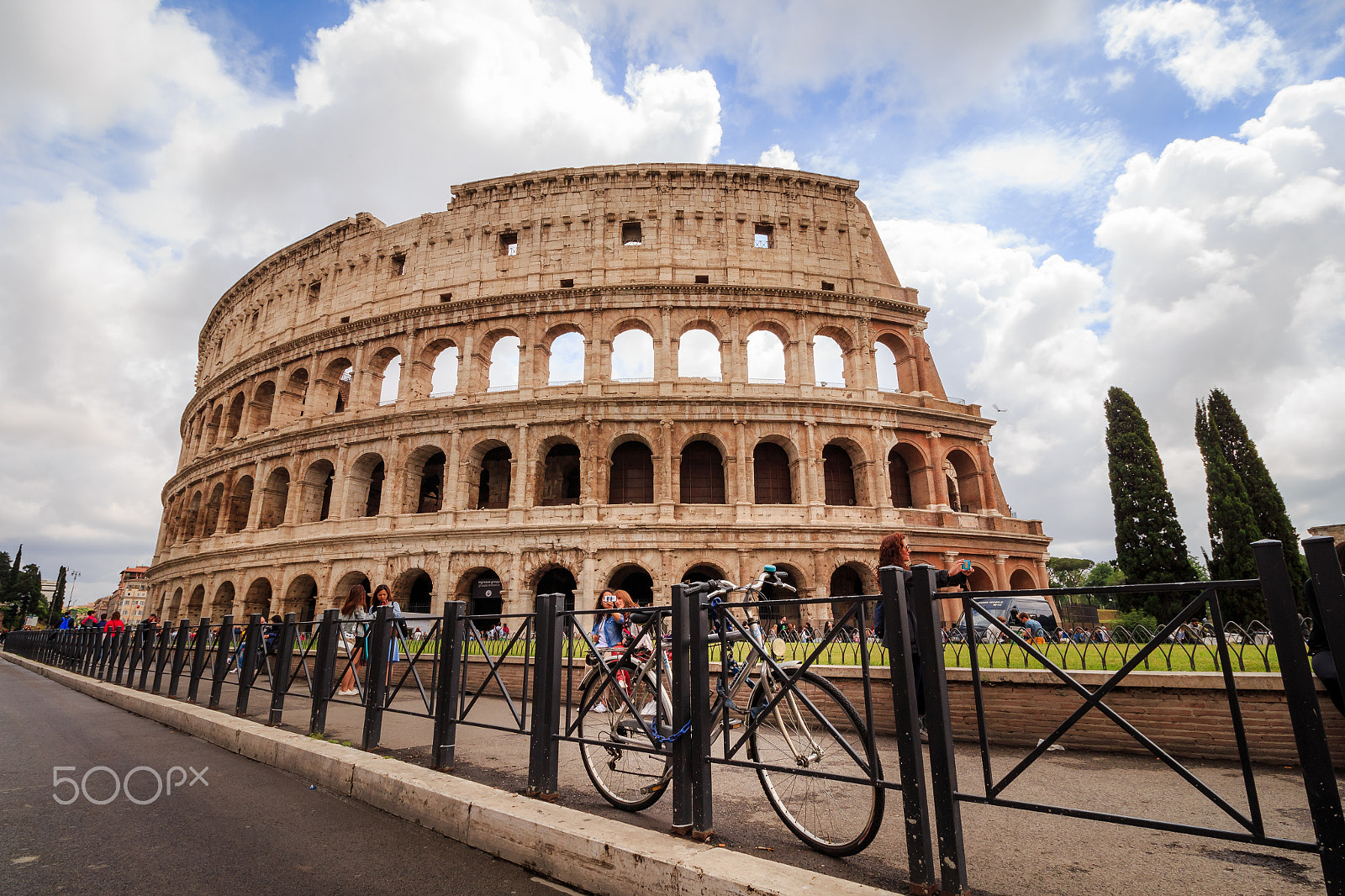 Canon EF-S 10-18mm F4.5–5.6 IS STM sample photo. Rome, colosseo with a bike photography