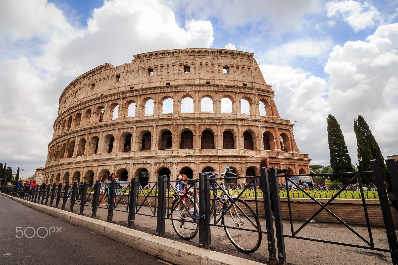 Canon EOS 700D (EOS Rebel T5i / EOS Kiss X7i) + Canon EF-S 10-18mm F4.5–5.6 IS STM sample photo. Rome, colosseo with a bike photography