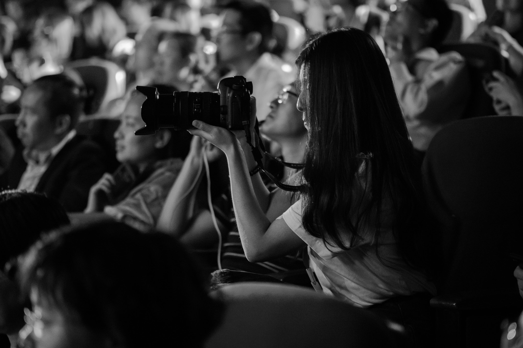 Panasonic Leica DG Nocticron 42.5mm F1.2 ASPH OIS sample photo. Girl with dslr photography