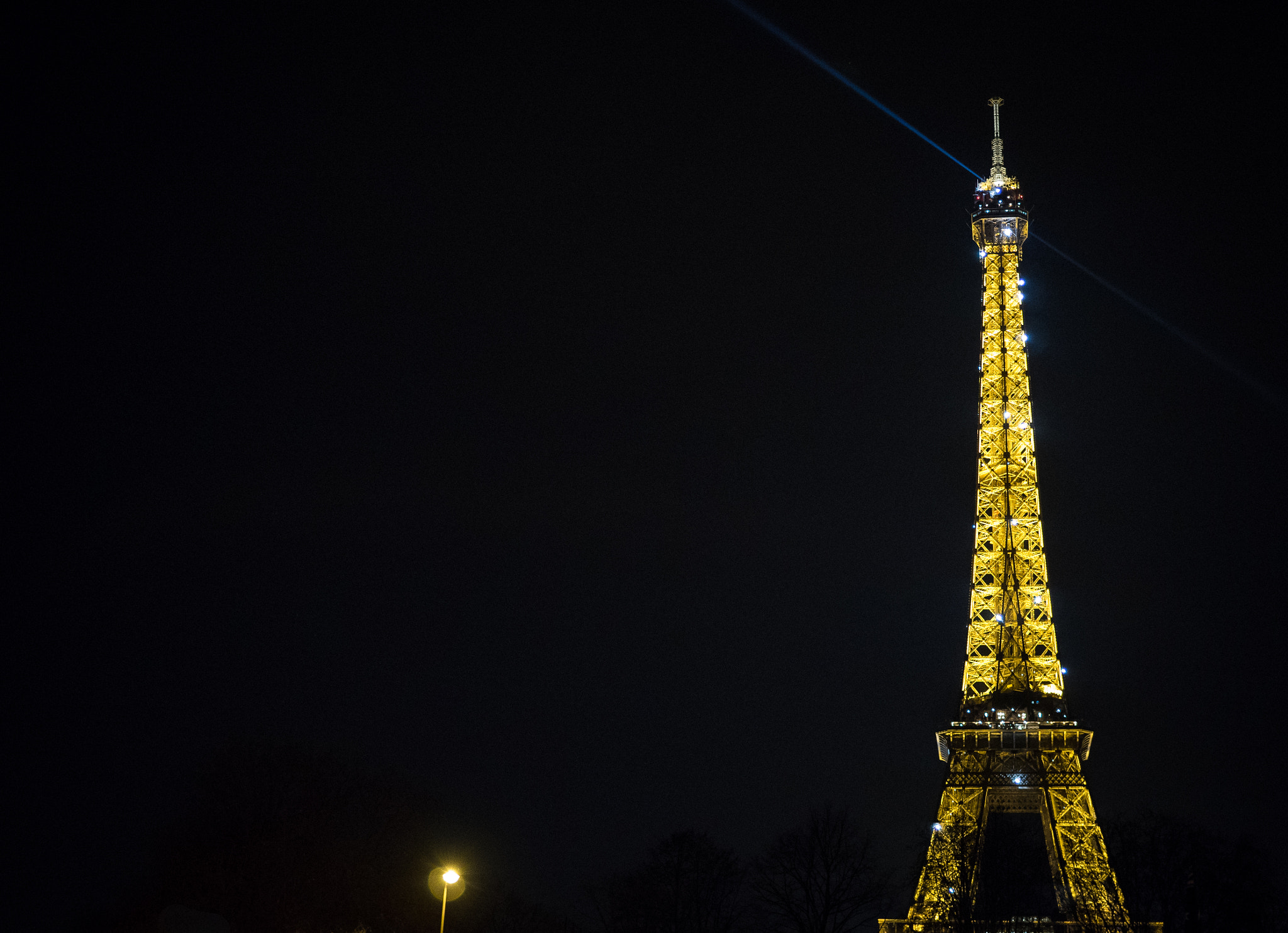 Olympus OM-D E-M5 II + Olympus M.Zuiko Digital 25mm F1.8 sample photo. Eiffel tower photography