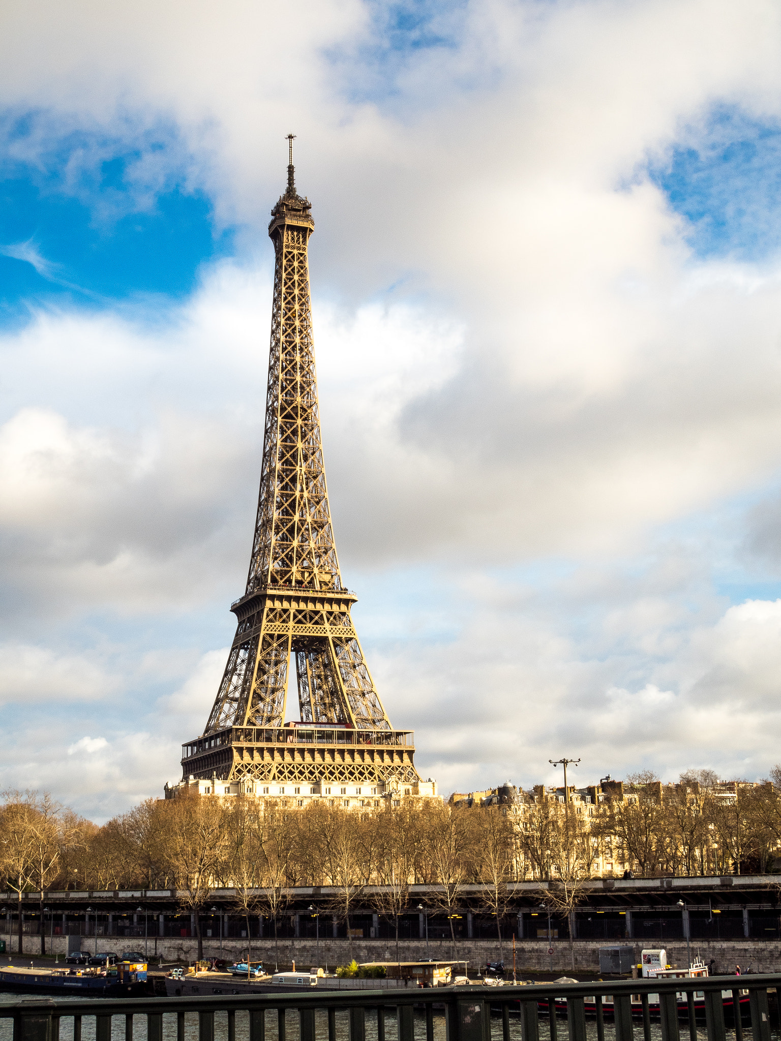 Olympus OM-D E-M5 II + Olympus M.Zuiko Digital 25mm F1.8 sample photo. Eiffel tower photography