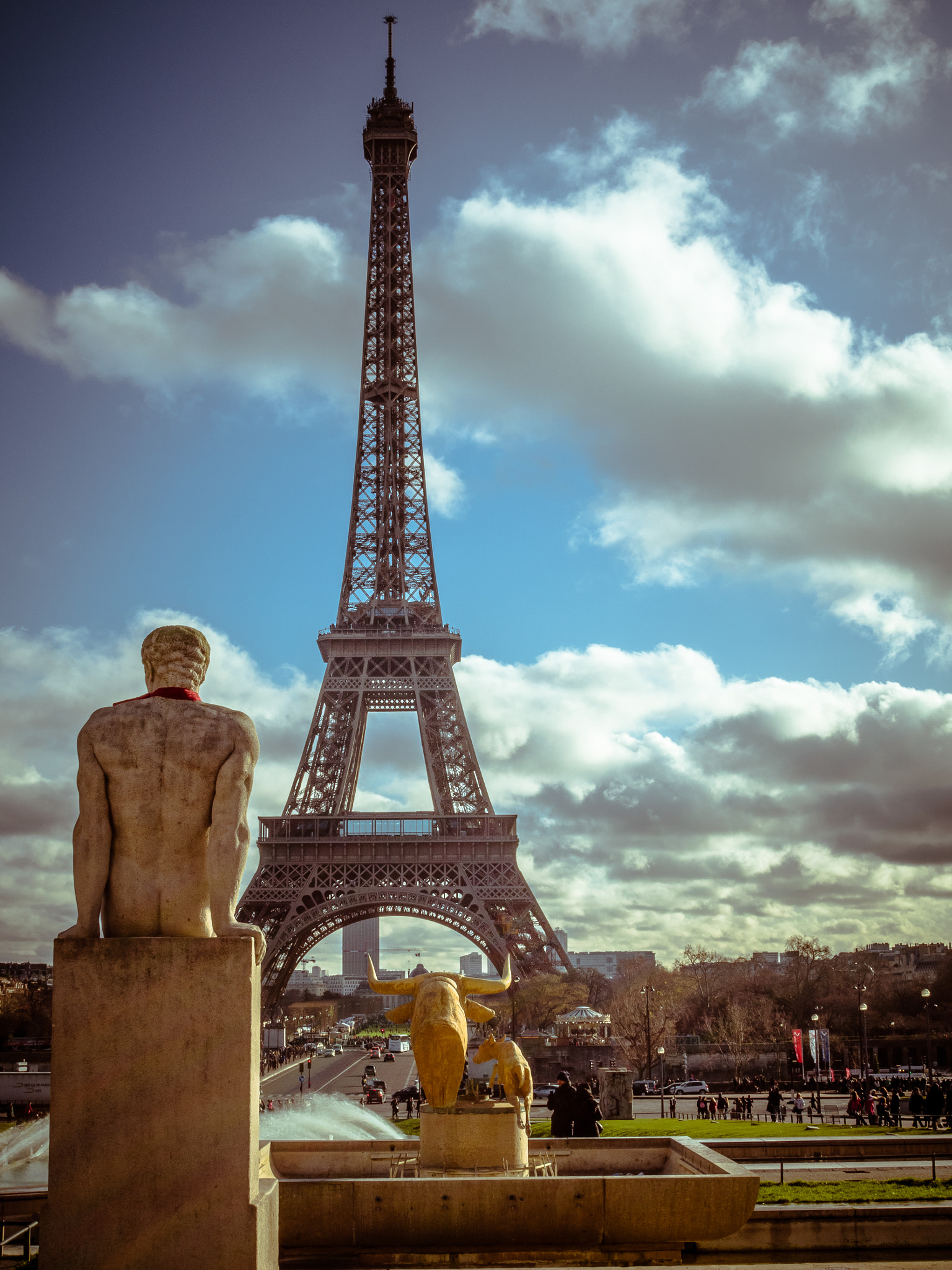 Olympus OM-D E-M5 II + Olympus M.Zuiko Digital 25mm F1.8 sample photo. Eiffel tower photography