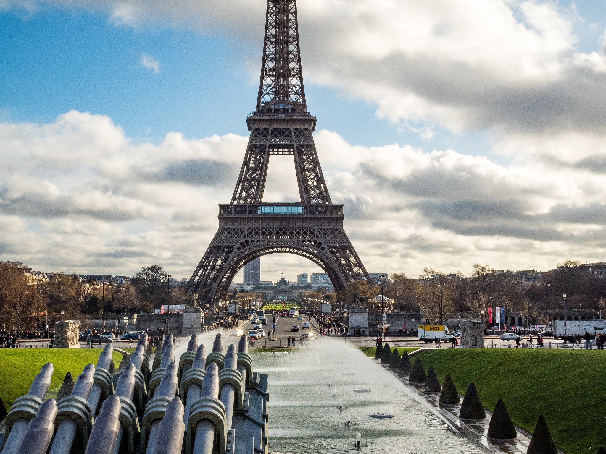 Olympus OM-D E-M5 II + Olympus M.Zuiko Digital 25mm F1.8 sample photo. Eiffel tower photography