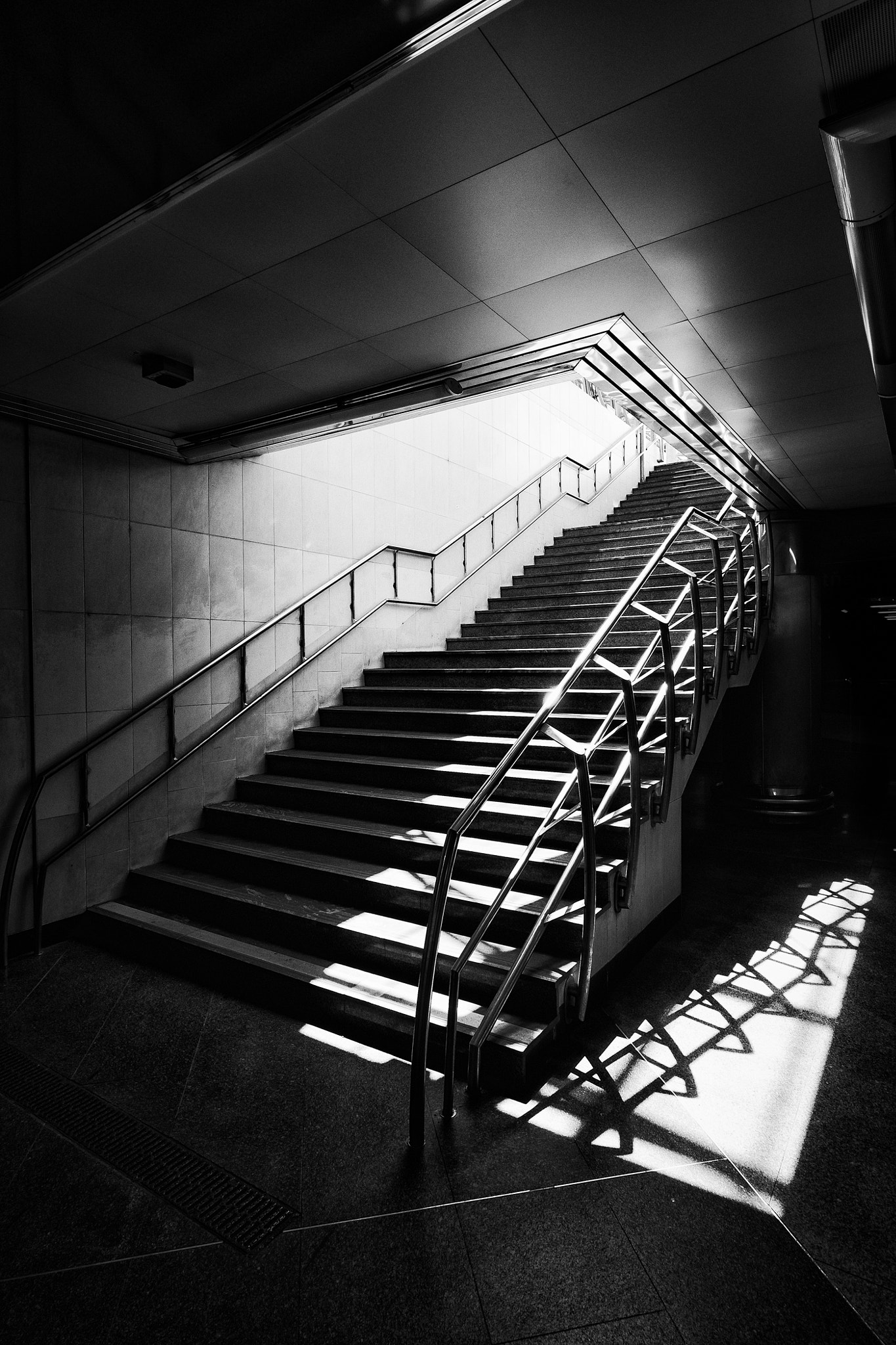 Samsung NX30 + Samsung NX 12-24mm F4-5.6 ED sample photo. Staircase photography