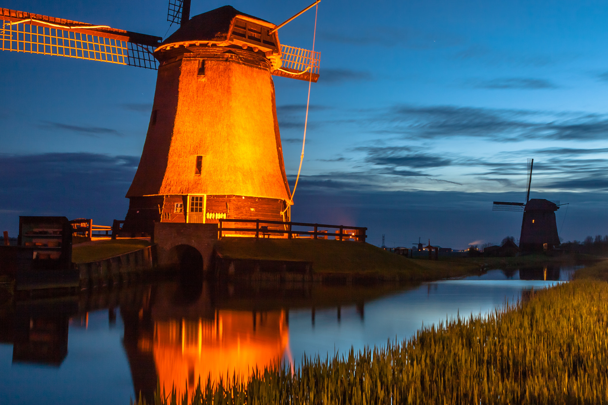 Canon EOS 30D + Canon EF 24-70mm F2.8L USM sample photo. Windmills in the evening, the netherlands photography