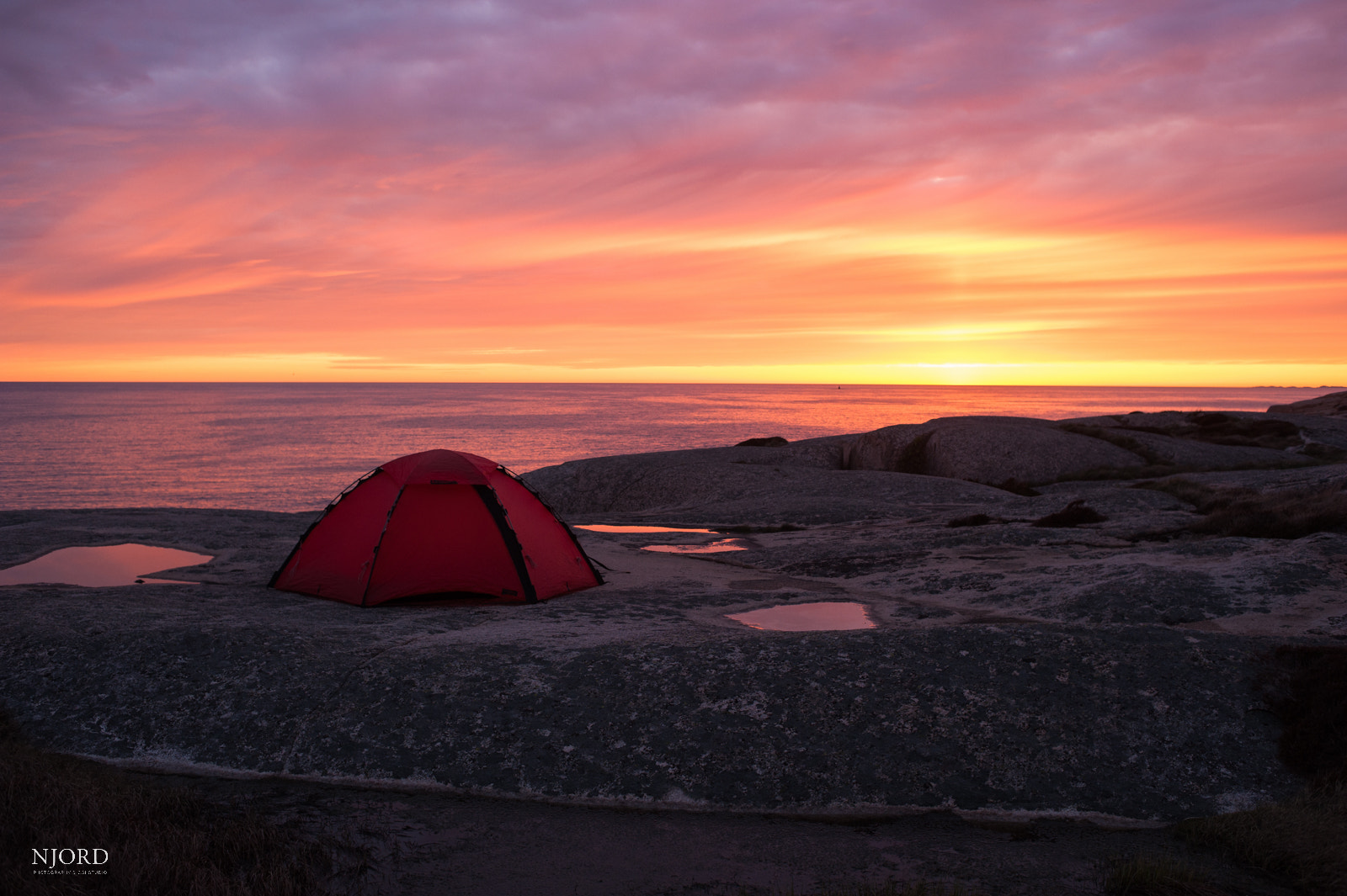 Nikon D700 + AF Nikkor 35mm f/2 sample photo. Here i sleep tonight photography