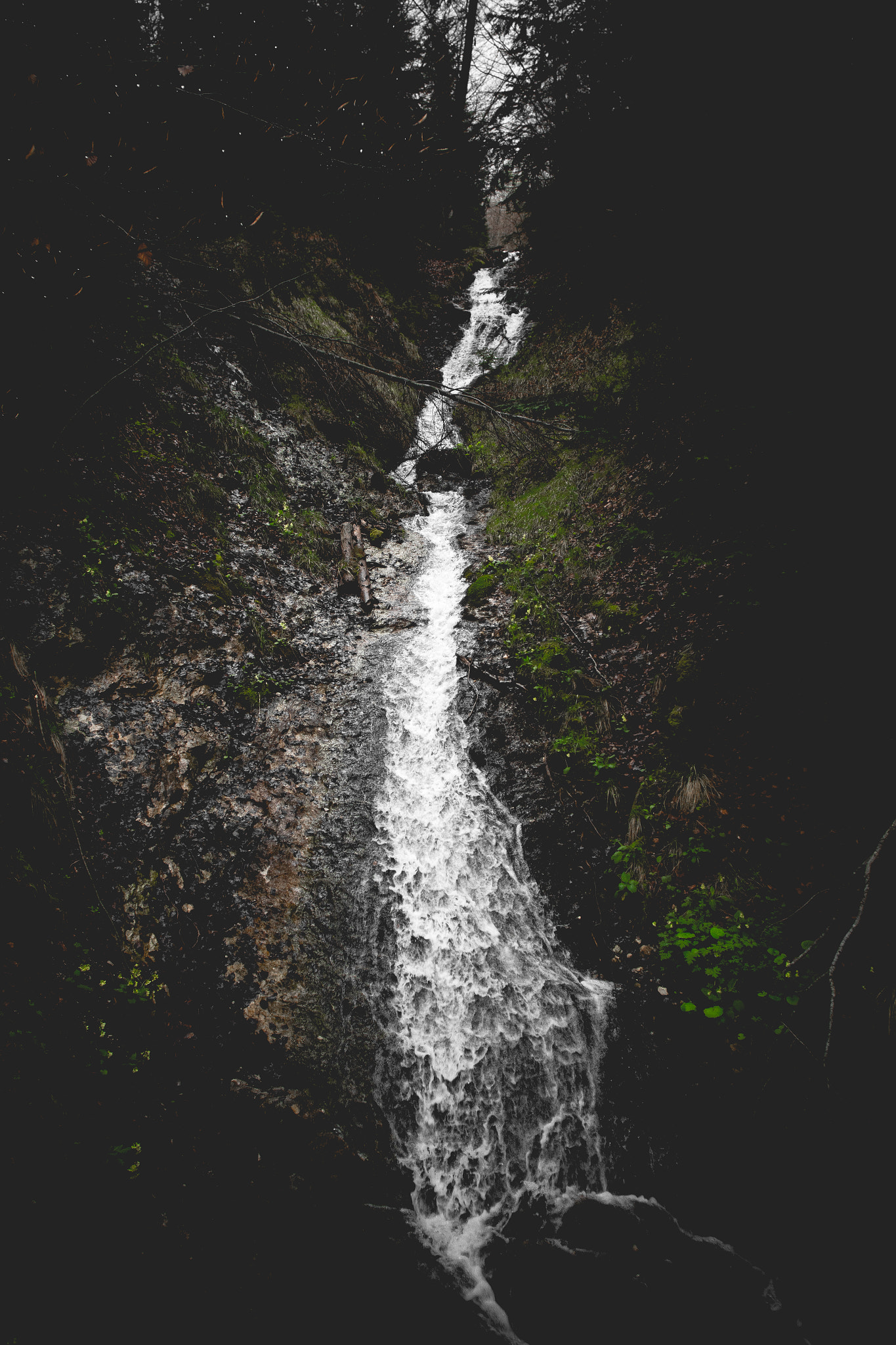 Canon EOS 700D (EOS Rebel T5i / EOS Kiss X7i) + Canon EF 20mm F2.8 USM sample photo. Neuschwanstein waterfall photography