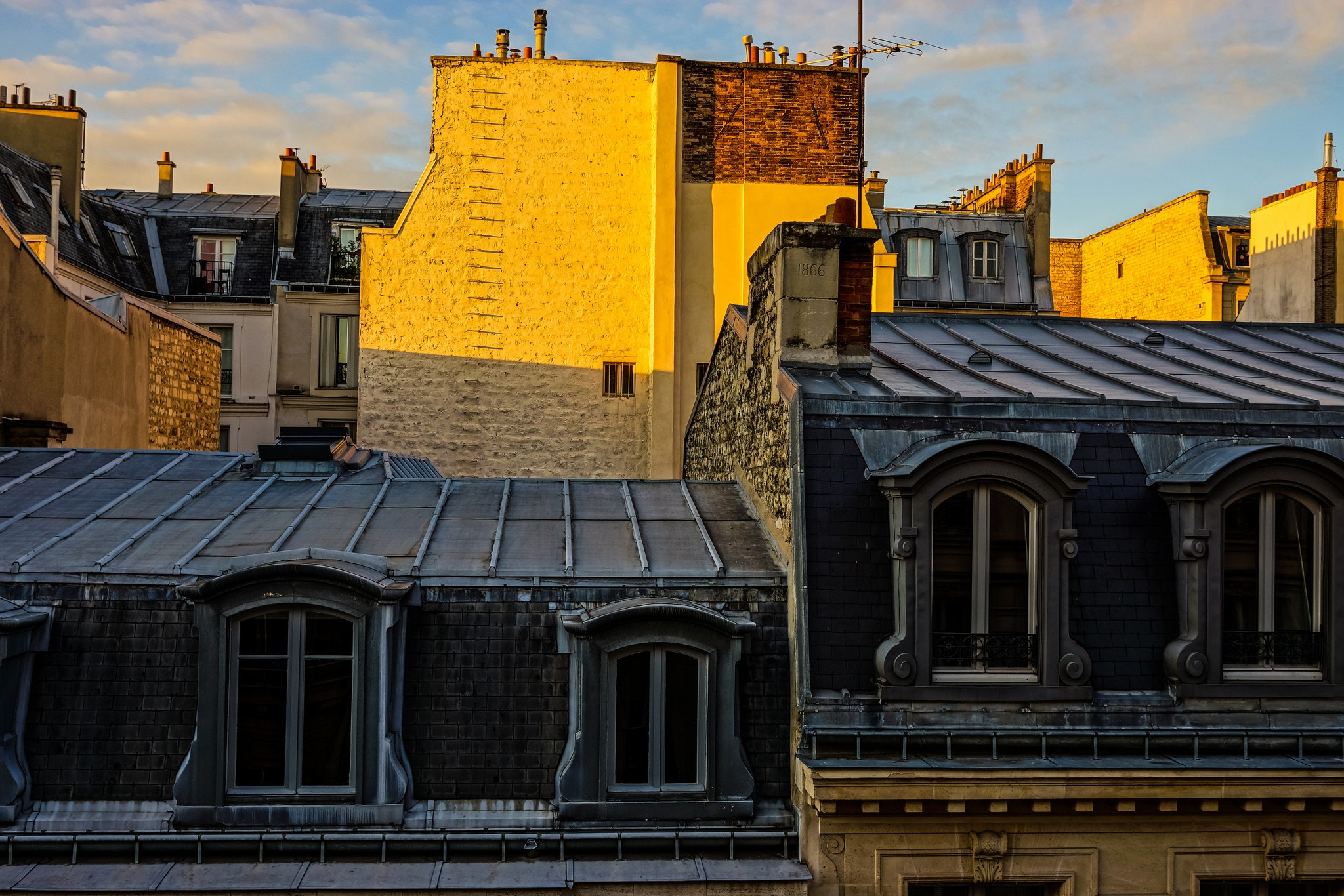 Sony Alpha NEX-7 + Sony Sonnar T* E 24mm F1.8 ZA sample photo. Roofs over paris photography