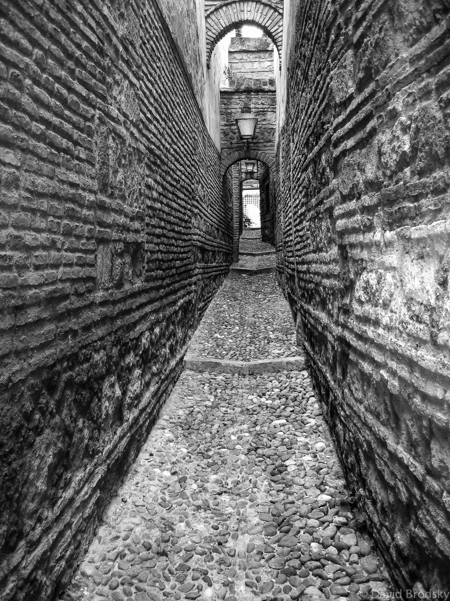 Canon POWERSHOT SD500 sample photo. Narrow alley in cordoba photography