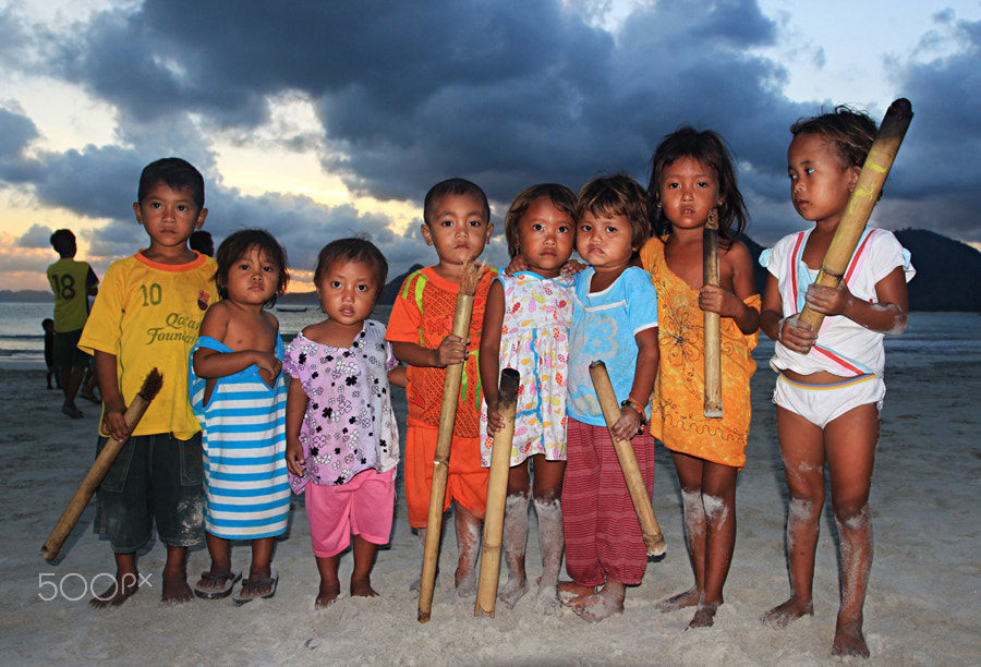 Canon EOS 500D (EOS Rebel T1i / EOS Kiss X3) + Canon EF 17-40mm F4L USM sample photo. Little child from selong belanak beach photography