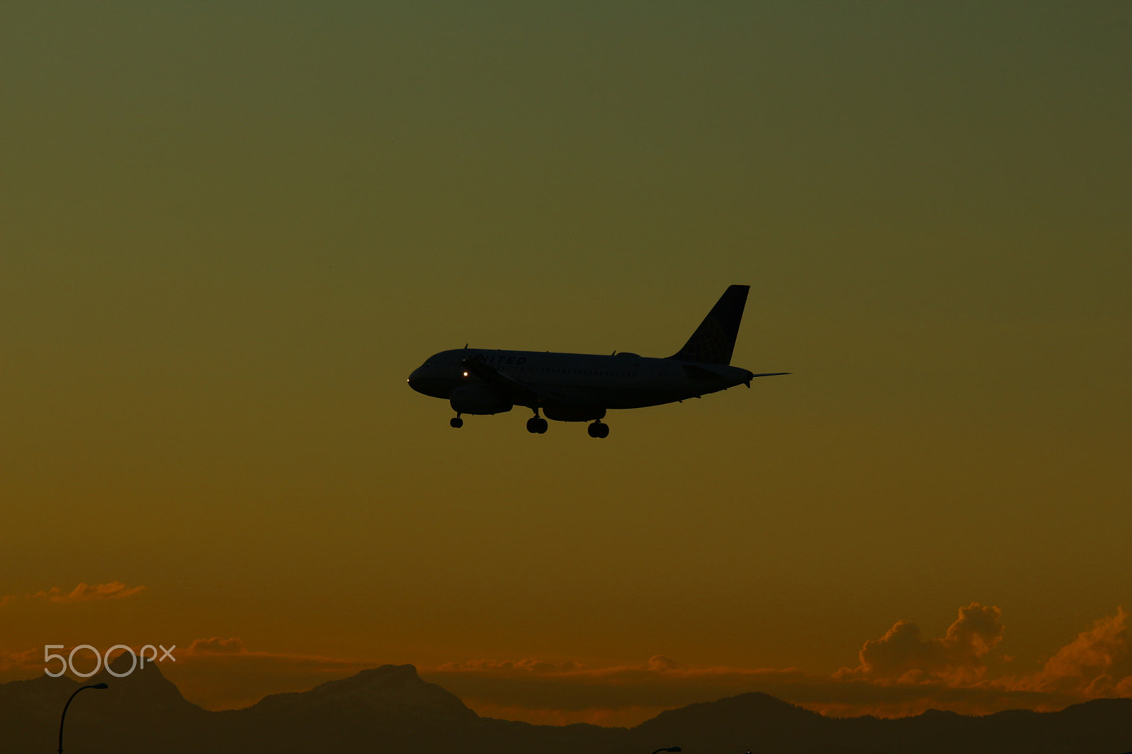 Canon EOS 700D (EOS Rebel T5i / EOS Kiss X7i) + Sigma 150-500mm F5-6.3 DG OS HSM sample photo. Sunset landing photography