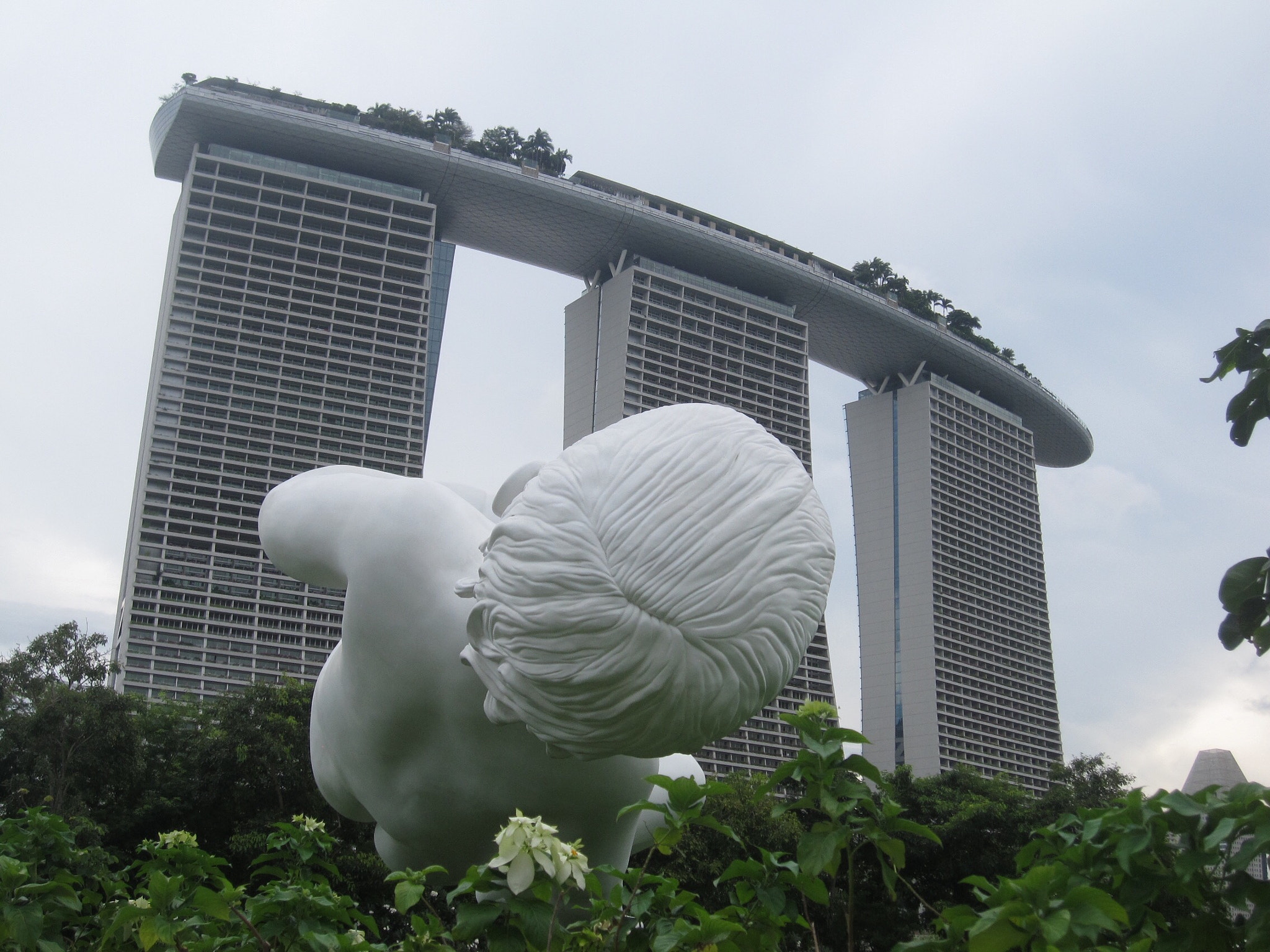 Canon PowerShot SD880 IS (Digital IXUS 870 IS / IXY Digital 920 IS) sample photo. The sleeping boy by the bay sands hoyel 熟睡男孩和金沙酒店 photography