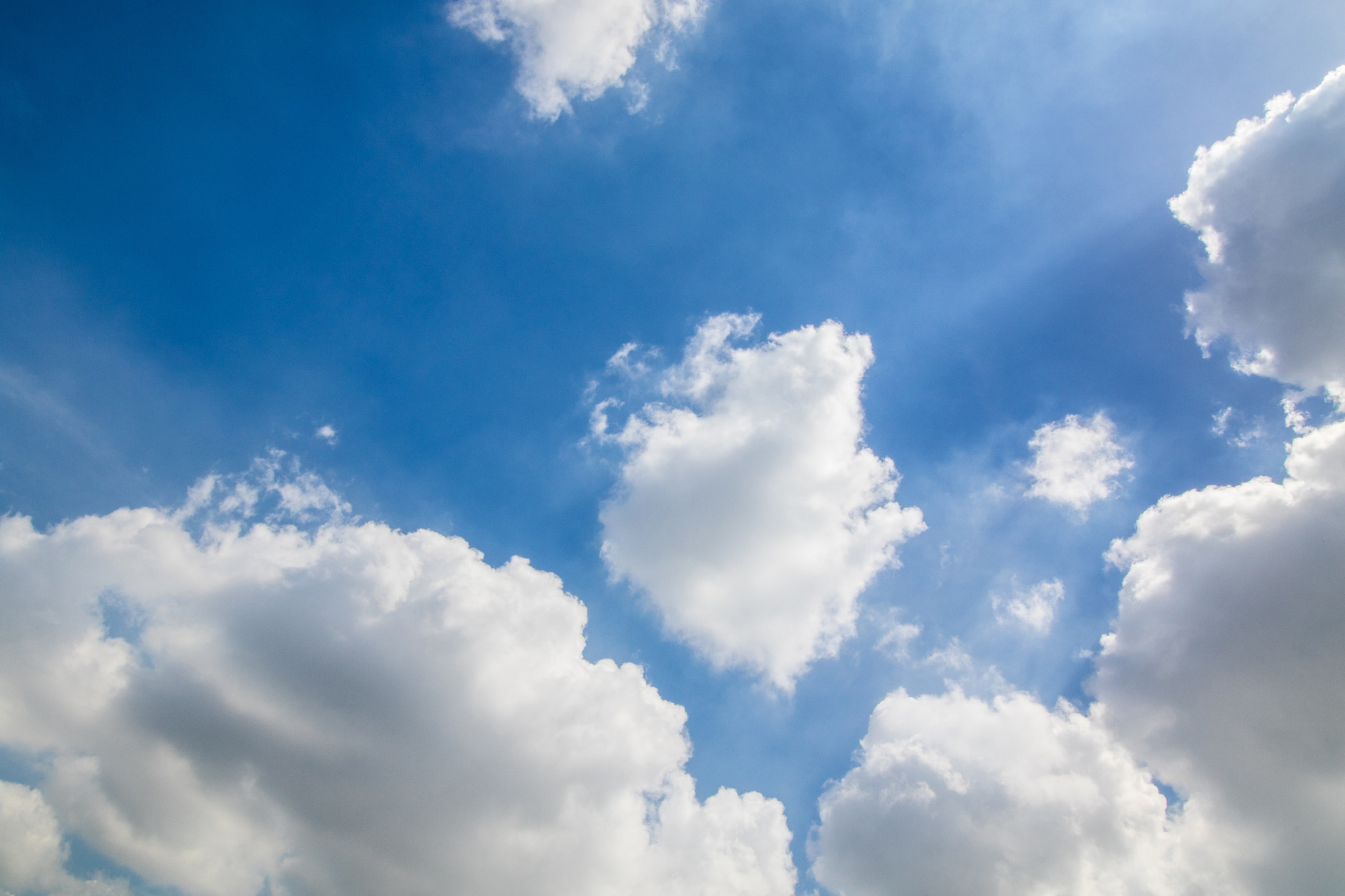 Canon EOS 7D Mark II + Canon EF-S 10-18mm F4.5–5.6 IS STM sample photo. Blue sky with cloud photography