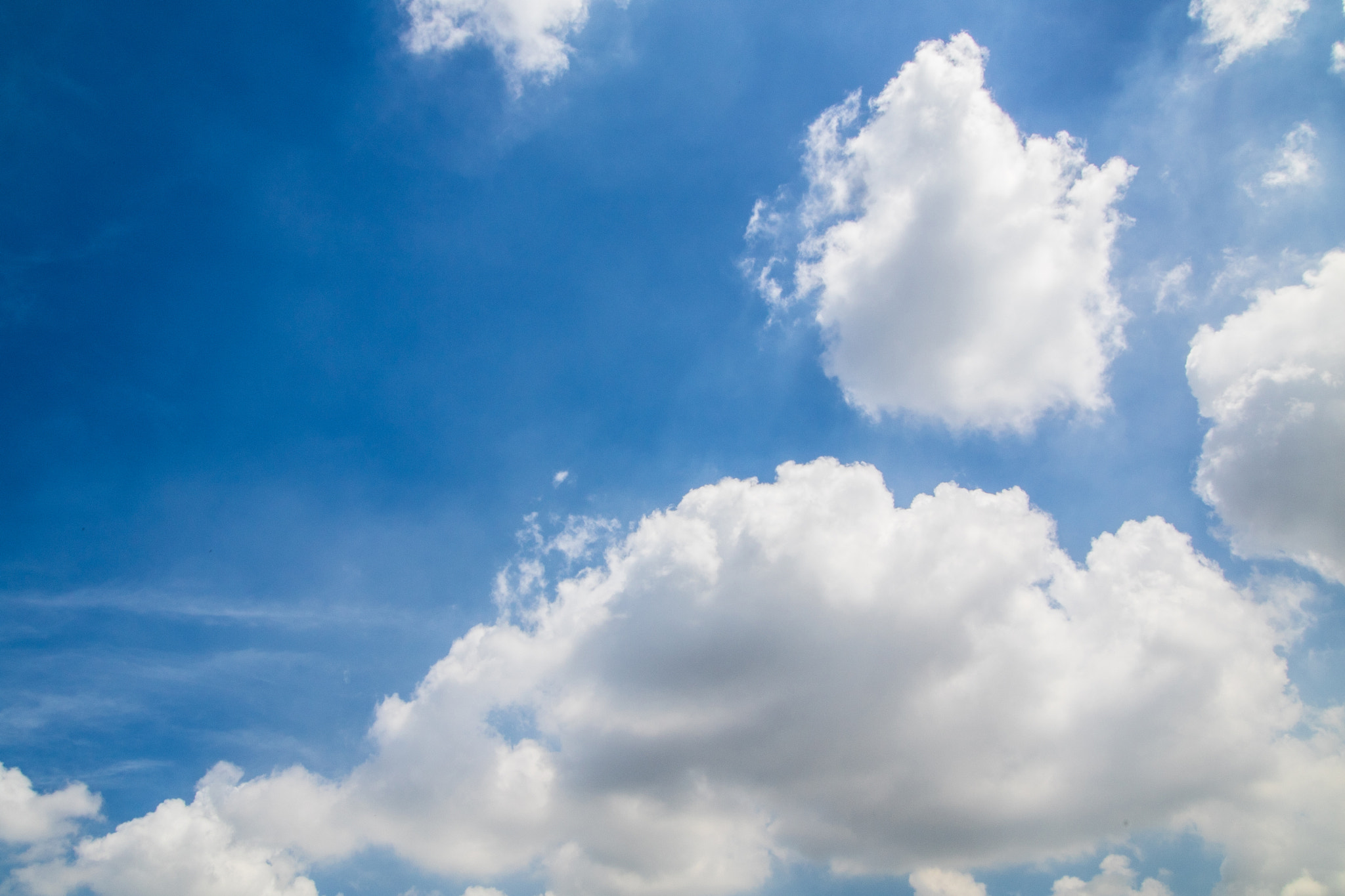 Canon EOS 7D Mark II + Canon EF-S 10-18mm F4.5–5.6 IS STM sample photo. Blue sky with cloud photography