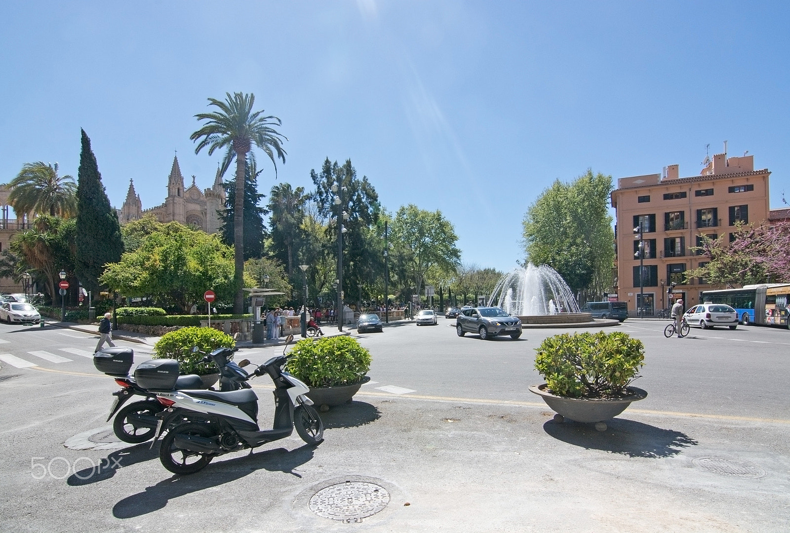 FSA-L2, EDG 65, 800mm F13 G sample photo. Traffic by the plaza de la reina photography