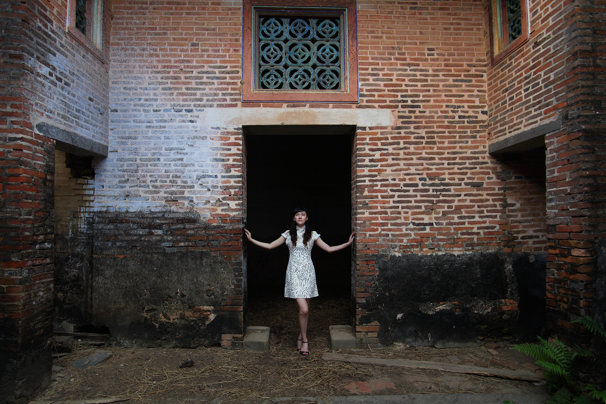 Canon EOS 5D Mark II + Tamron SP AF 17-35mm F2.8-4 Di LD Aspherical (IF) sample photo. Old house and girl photography