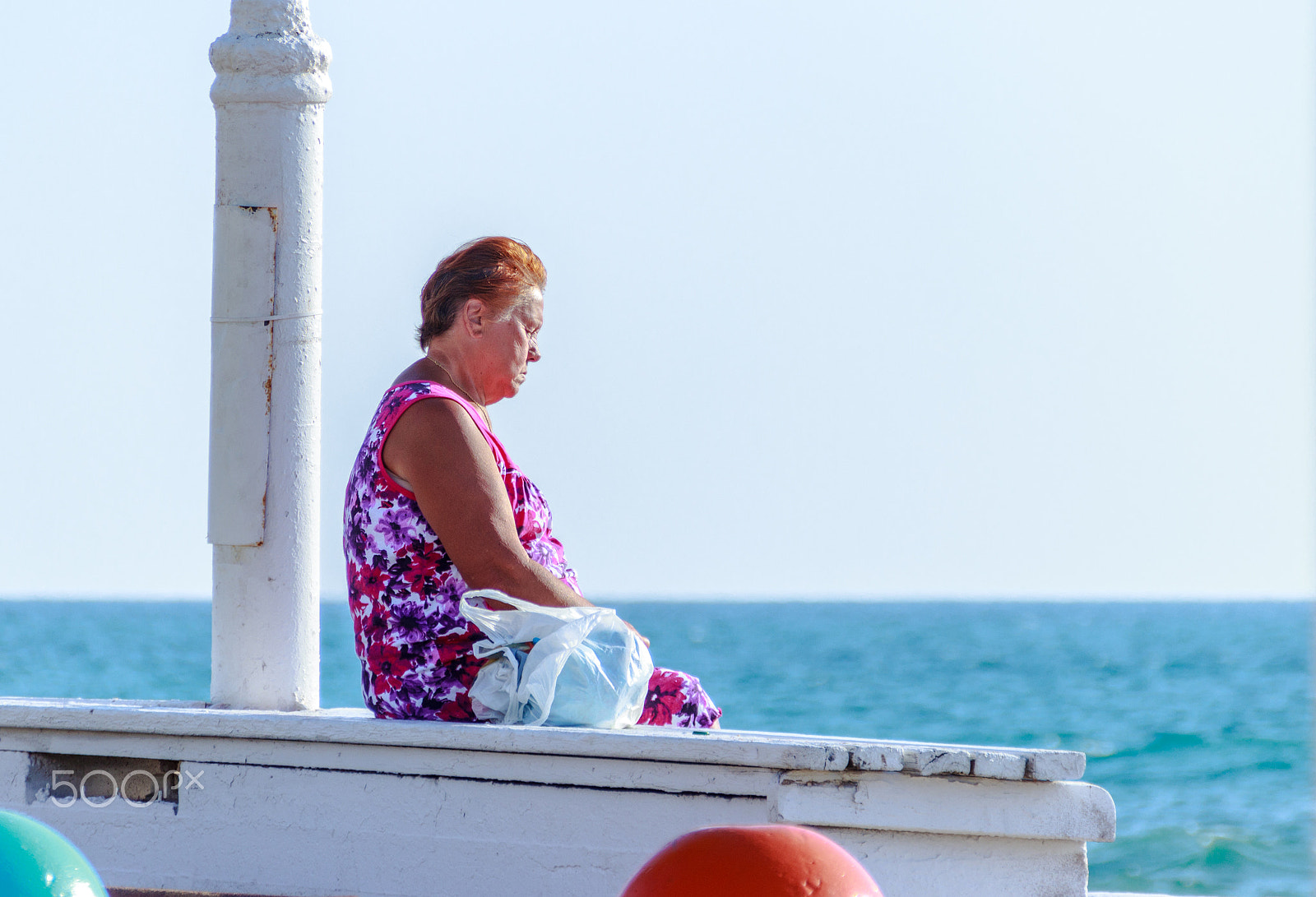 Canon EF 75-300mm F4.0-5.6 IS USM sample photo. Elderly woman relaxing at sunset on the beach photography