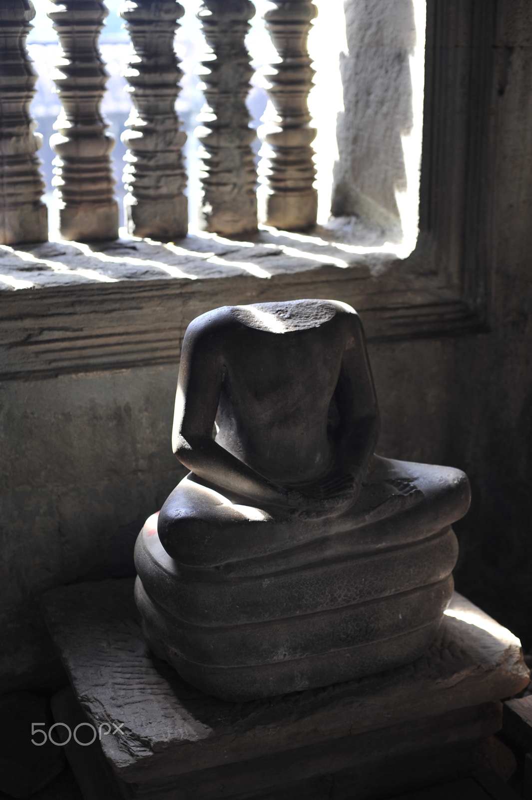 Nikon AF Nikkor 50mm F1.4D sample photo. Buddha statue with missing head photography