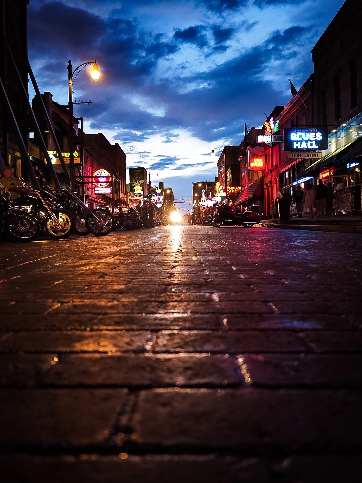 Olympus OM-D E-M5 II + Panasonic Lumix G 14mm F2.5 ASPH sample photo. Beale street after rain, memphis tn photography