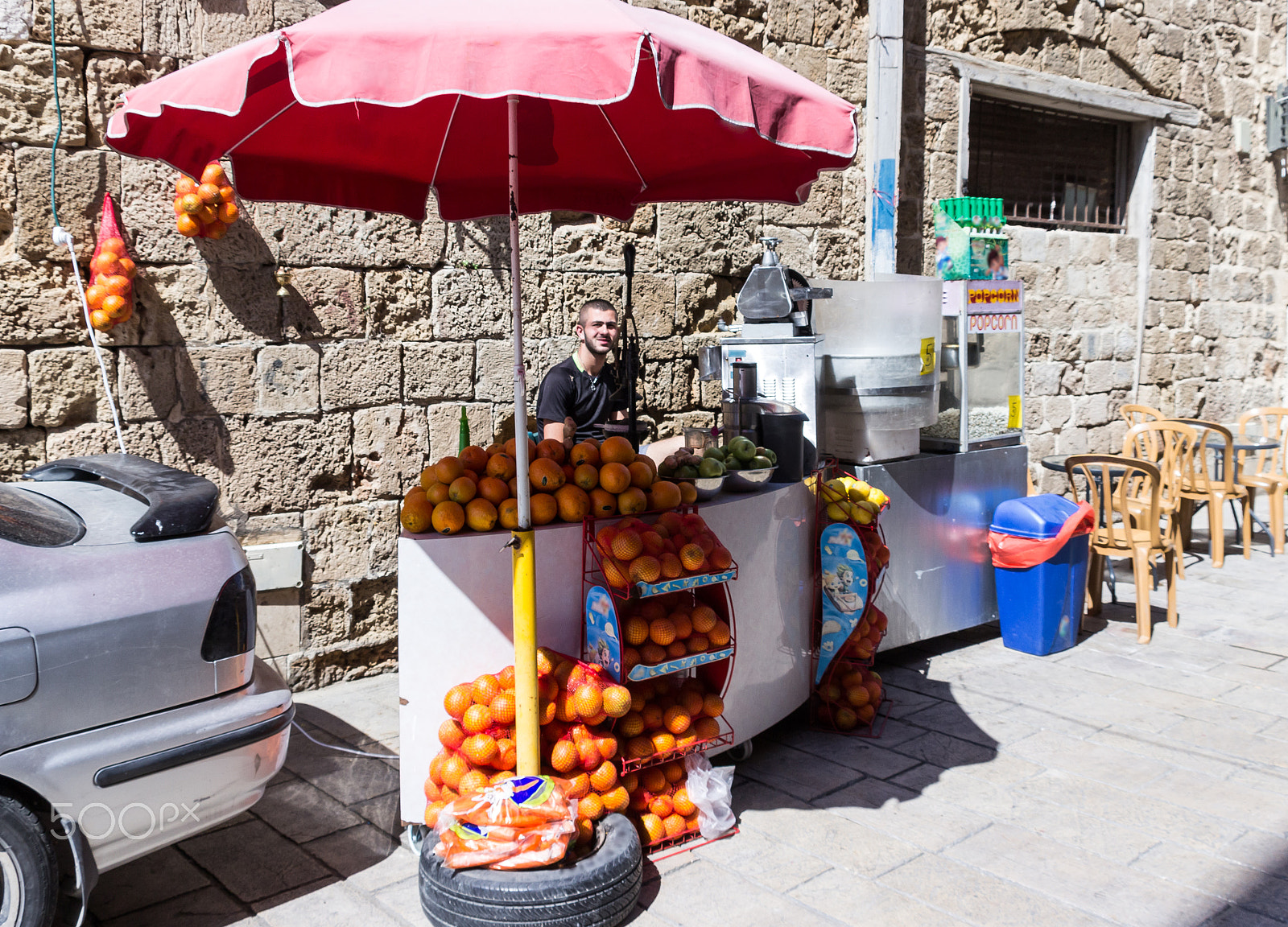 Canon EF 75-300mm F4.0-5.6 IS USM sample photo. Street vendor of fresh fruit, fresh juice and popcorn awaiting b photography