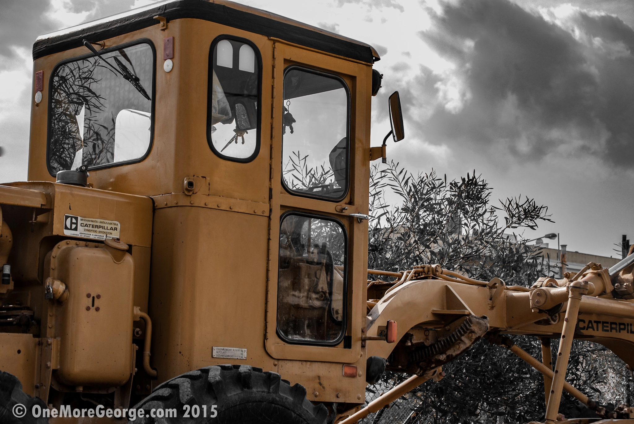 Nikon D40X sample photo. Caterpillar yellow photography