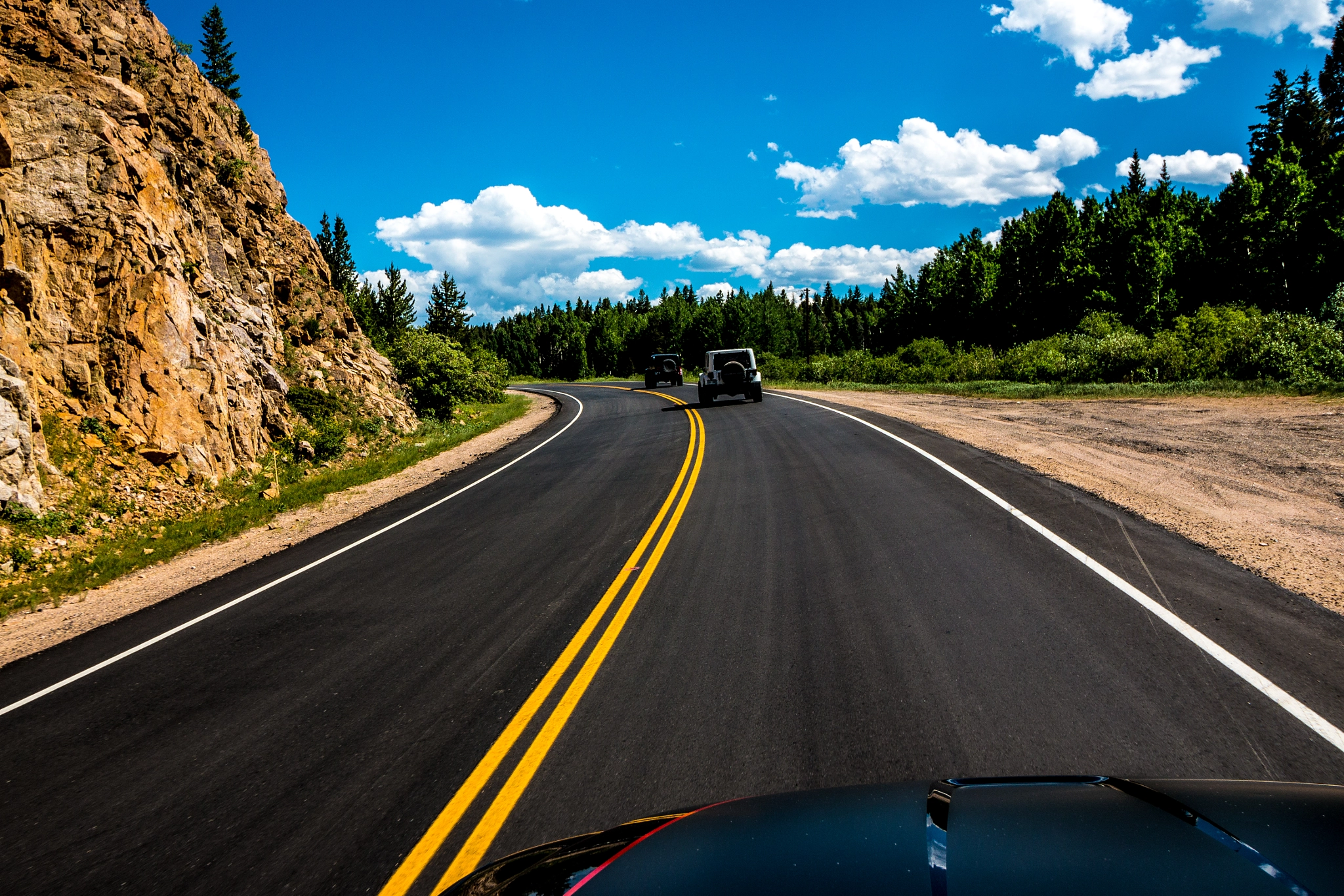 Canon EF-S 10-18mm F4.5–5.6 IS STM sample photo. Caravan of jeeps on peak to peak photography