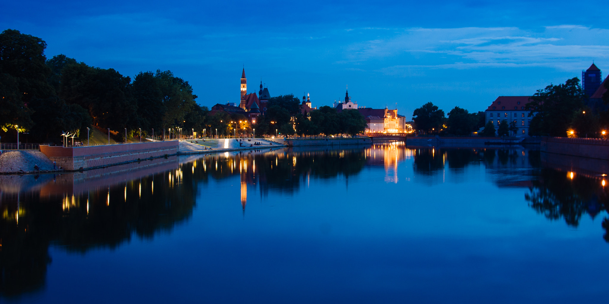 Nikon D40 + Nikon AF-S DX Nikkor 35mm F1.8G sample photo. Calm by the water in wrocław photography