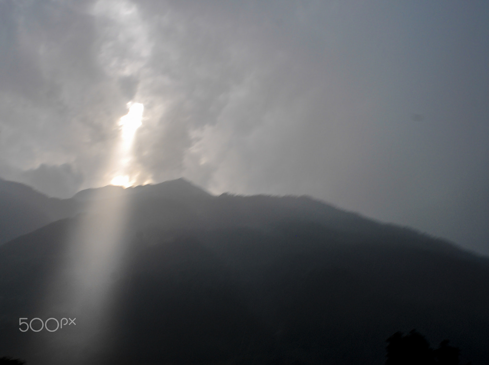 Nikon AF Nikkor 20mm F2.8D sample photo. Ray of sun photography
