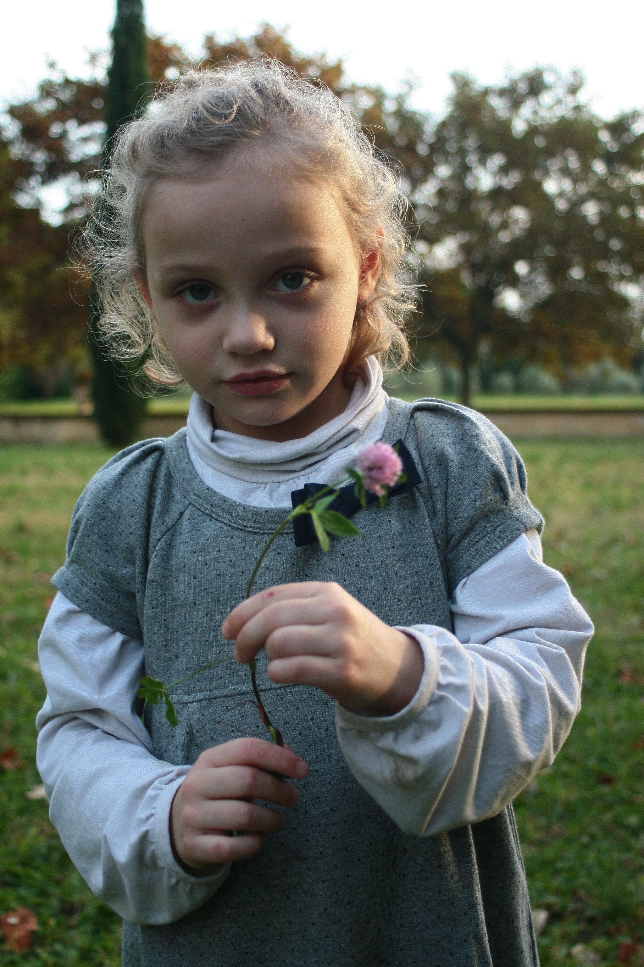 Canon EF 28-80mm f/3.5-5.6 USM IV sample photo. La fille et la fleur  photography
