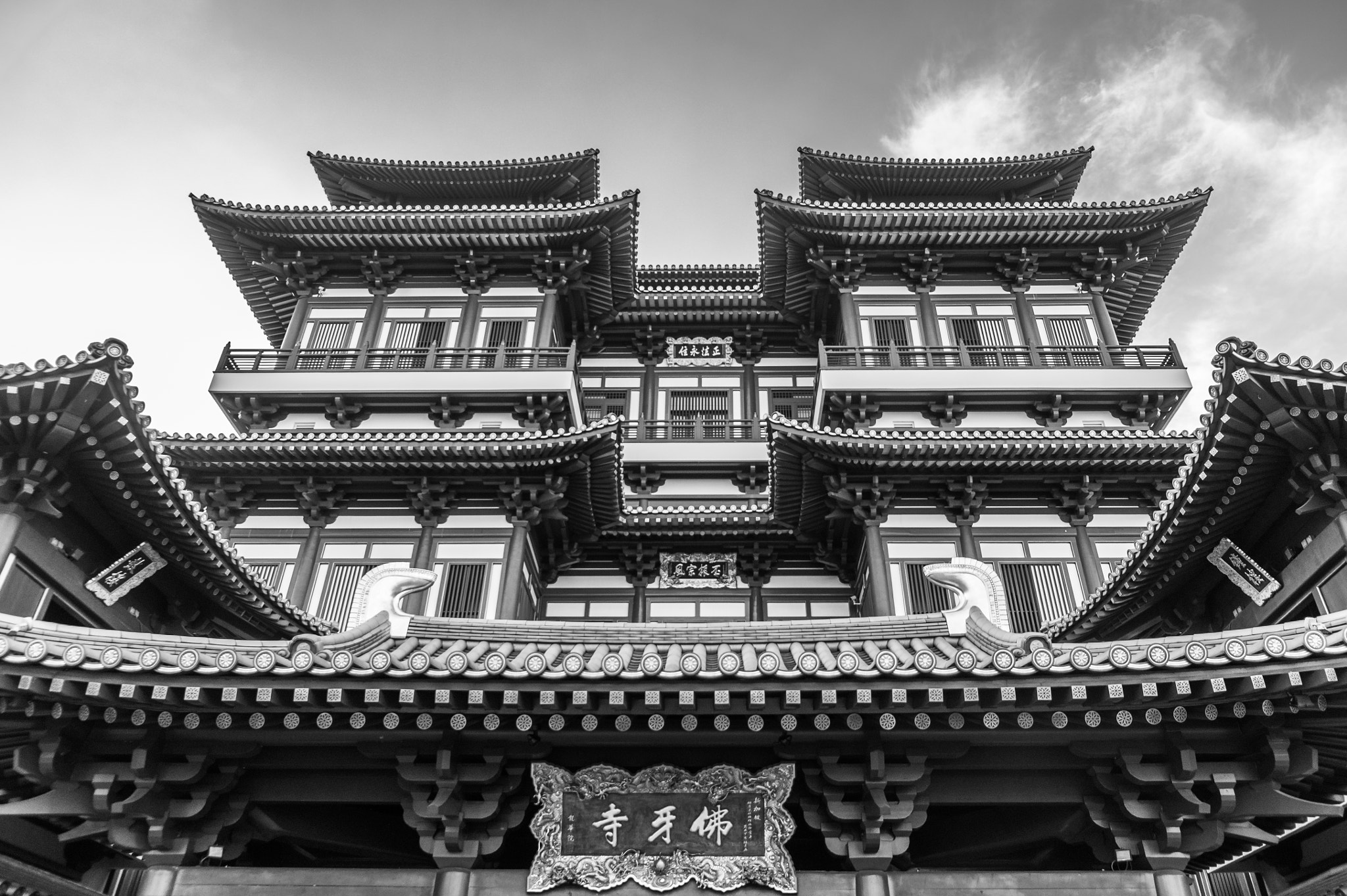Sony DT 16-105mm F3.5-5.6 sample photo. Singapore: buddha tooth relic temple photography