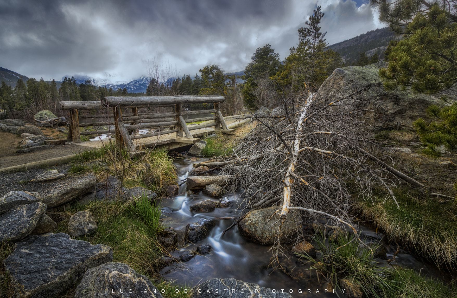 Canon EOS 760D (EOS Rebel T6s / EOS 8000D) + Canon EF-S 10-18mm F4.5–5.6 IS STM sample photo. Singing brook bridge photography