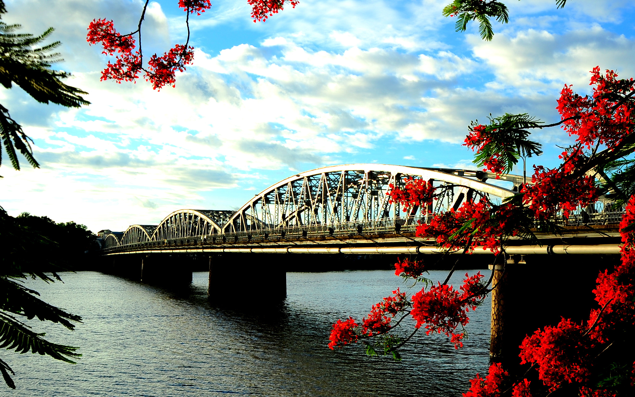 Nikon AF Nikkor 24-85mm F2.8-4D IF sample photo. Viet nam - hue city - trang tien bridge photography
