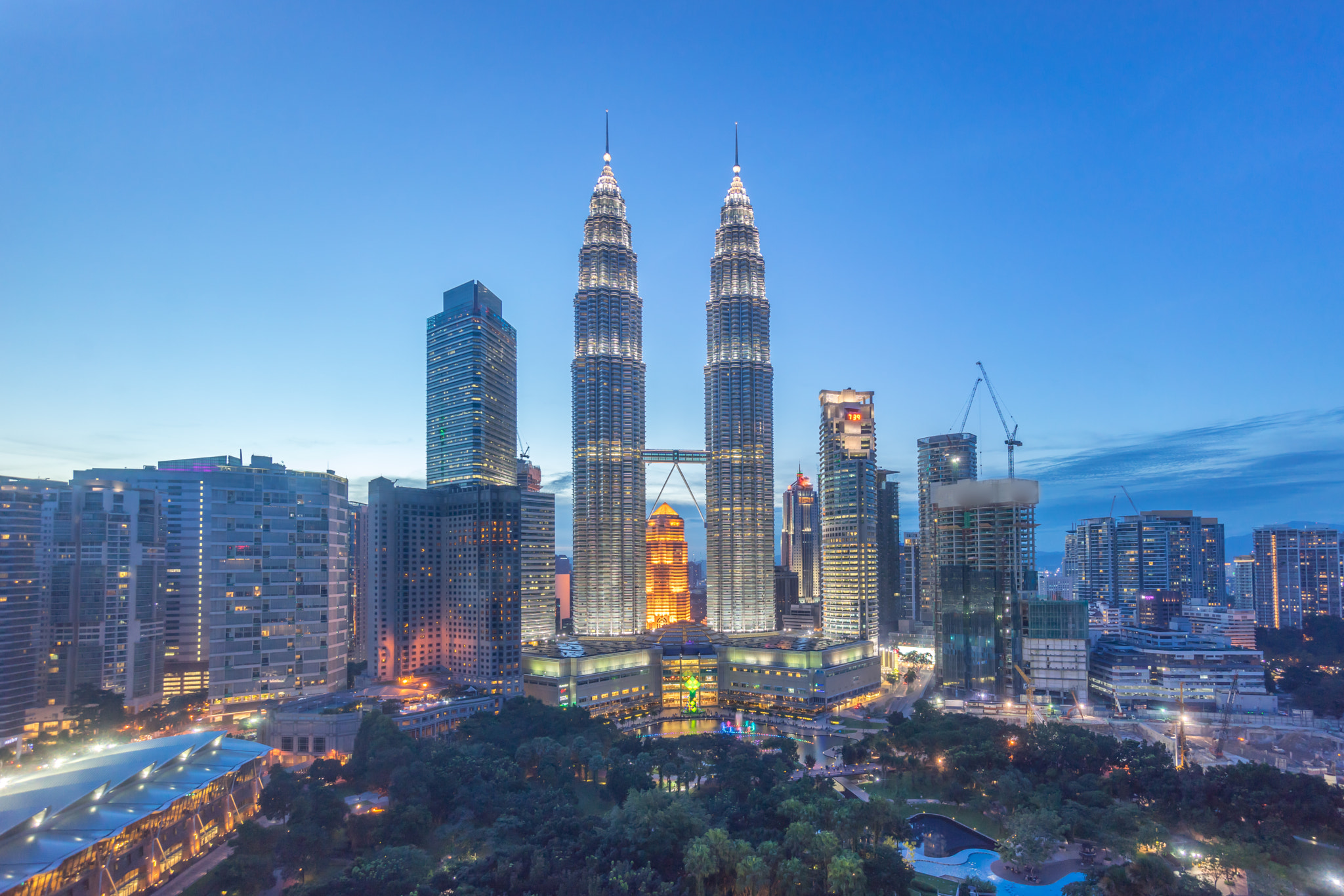 Sony a7R + Sony E 10-18mm F4 OSS sample photo. Amazing city of light photography