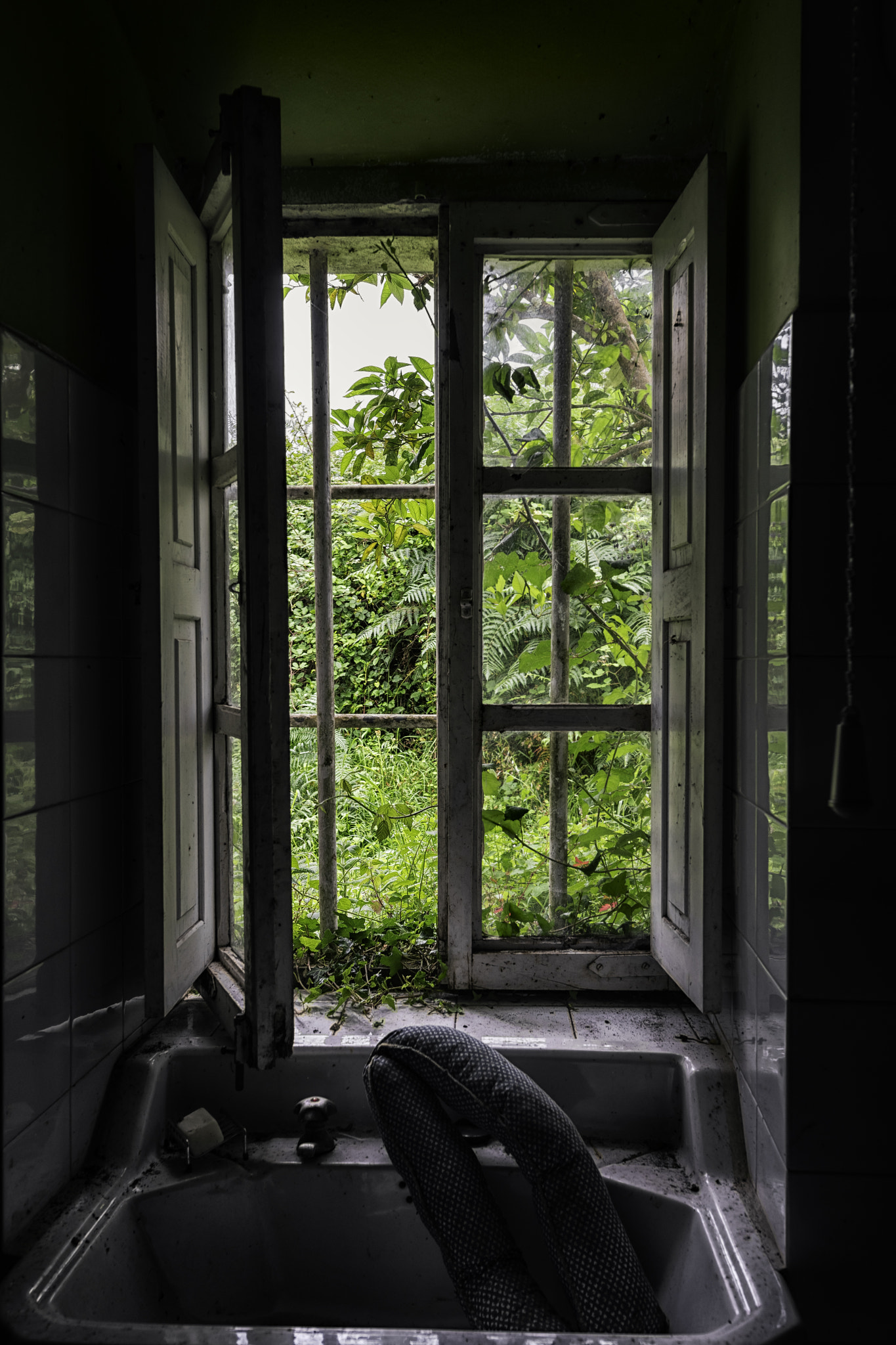 Nikon AF-S Nikkor 14-24mm F2.8G ED sample photo. ...encerrado en mi interior... photography