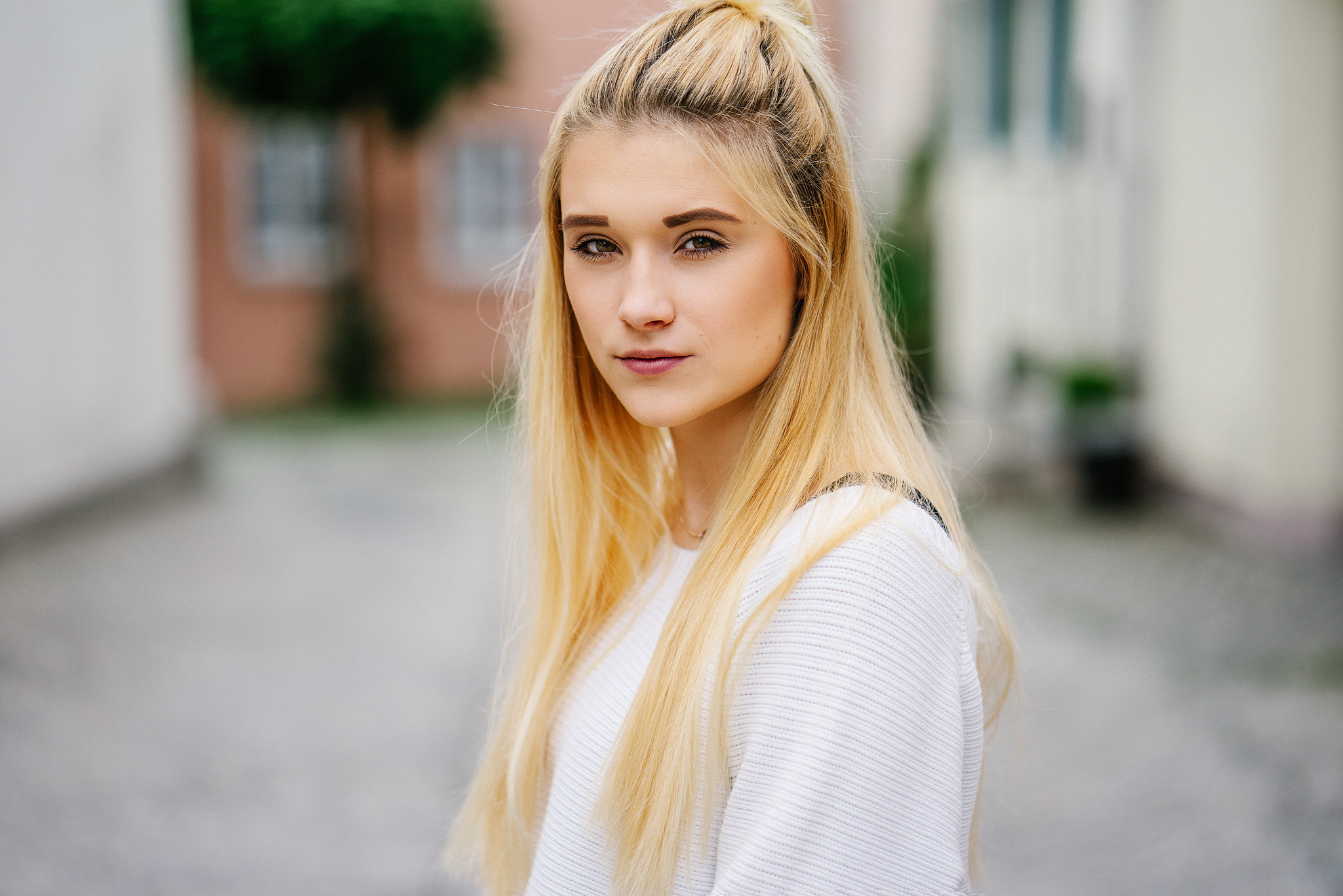 Sony a7R + ZEISS Batis 85mm F1.8 sample photo. Blonde street portrait photography