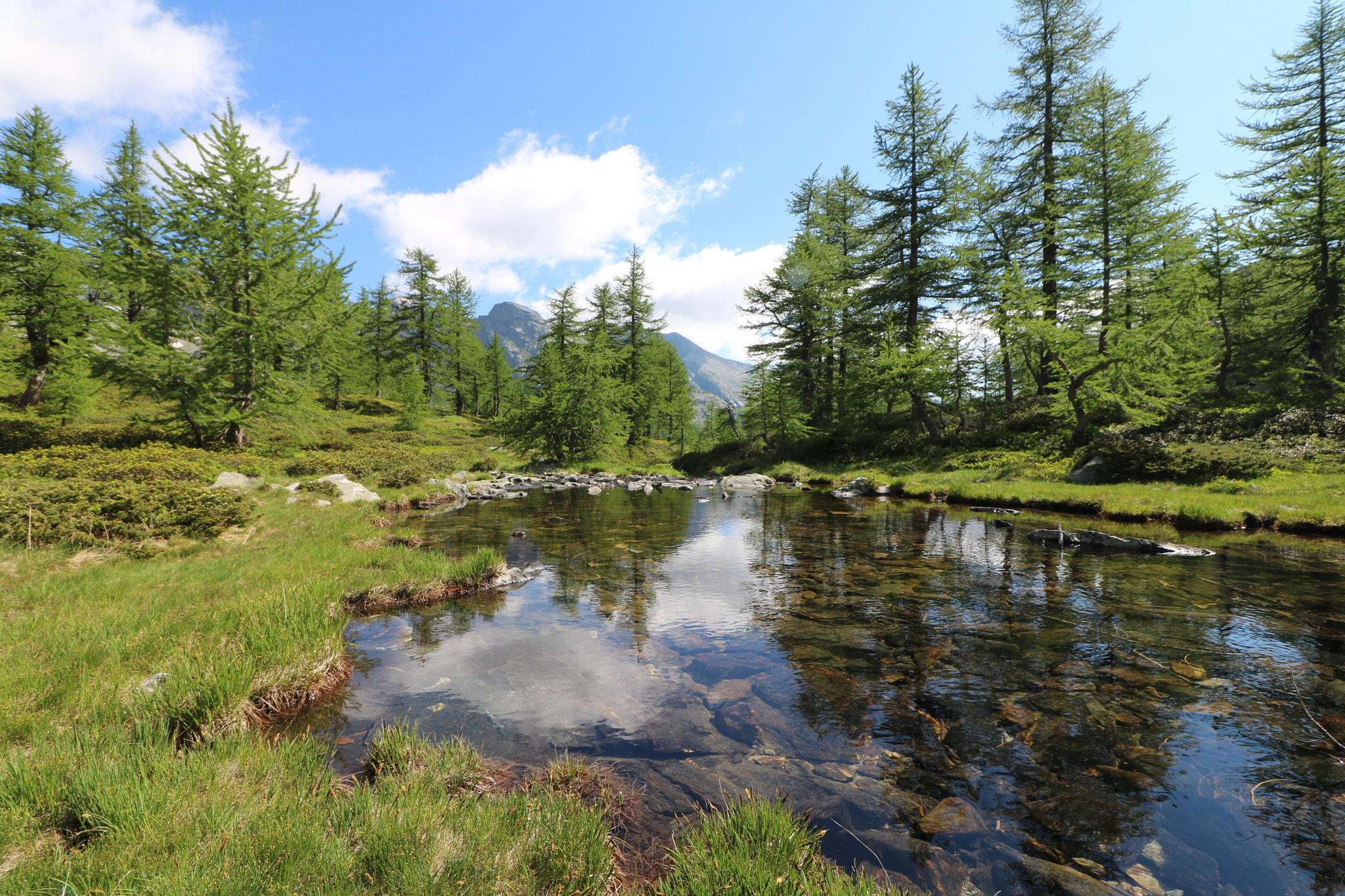 Canon EOS 760D (EOS Rebel T6s / EOS 8000D) + Canon EF-S 10-18mm F4.5–5.6 IS STM sample photo. Mountain lake photography