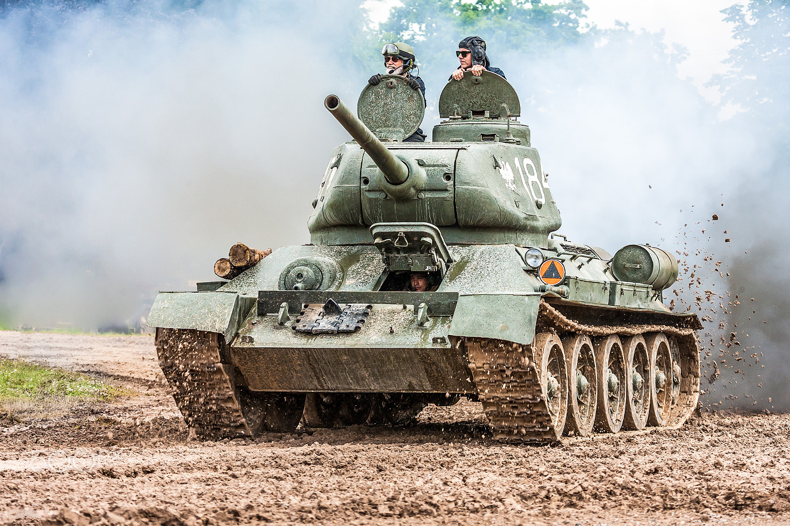 Canon EOS-1D Mark II N sample photo. T-34 medium tank photography