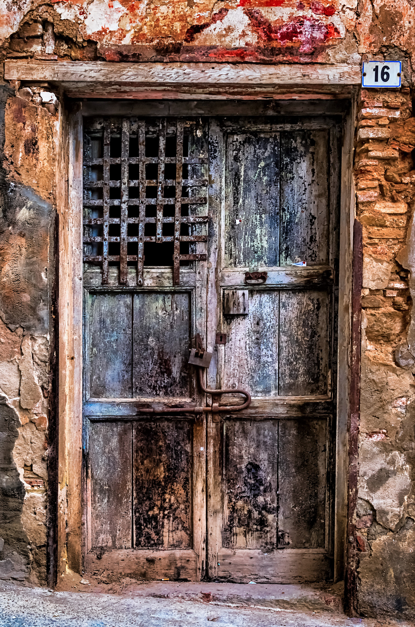 Pentax K-30 sample photo. Ruined wooden door with rusty gate photography