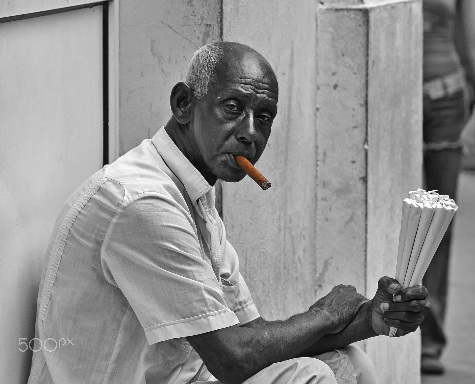 Canon EF 75-300mm F4.0-5.6 IS USM sample photo. Havana smoker (bw) photography
