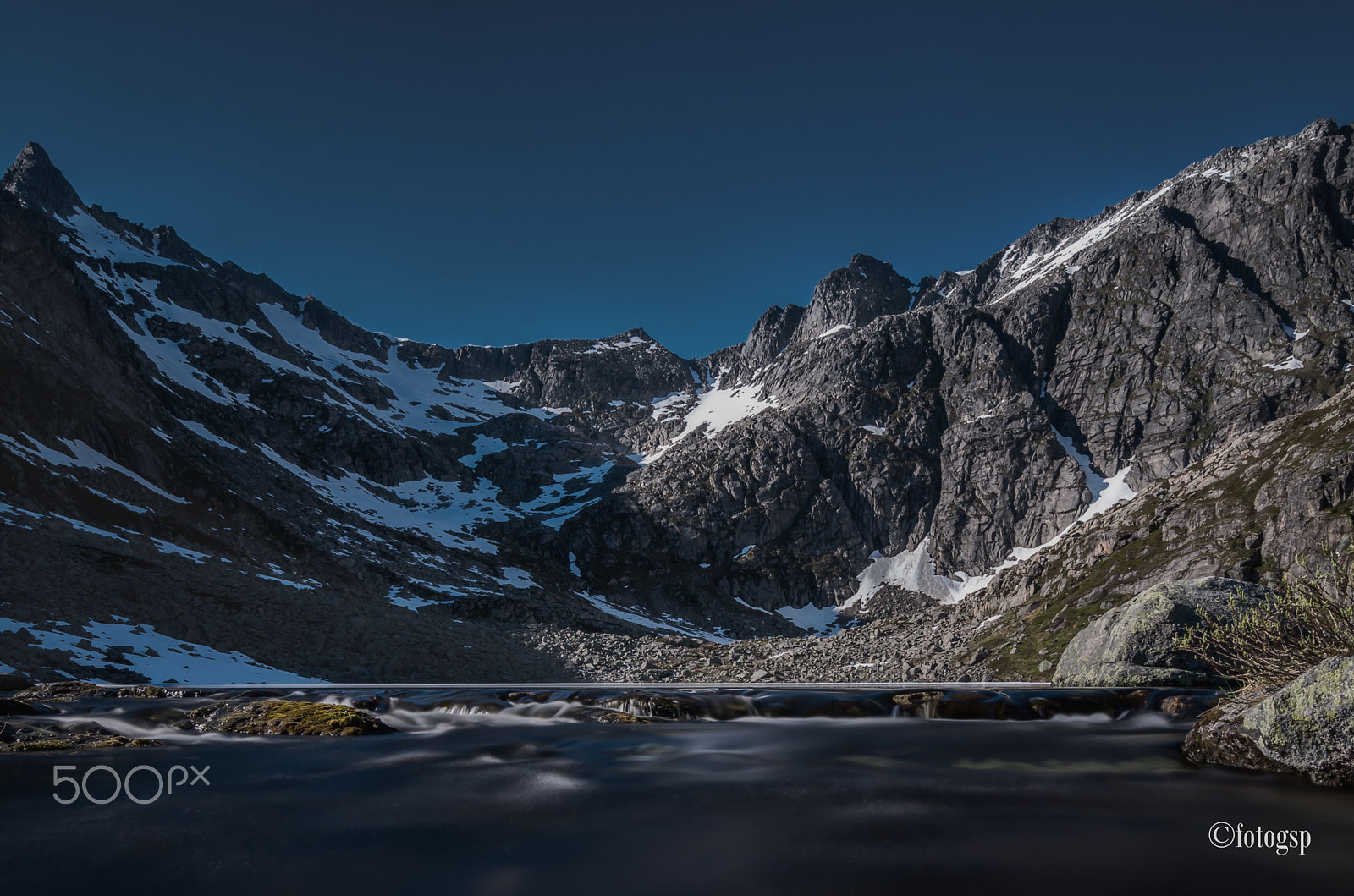 Pentax K-5 IIs + Pentax smc DA 12-24mm F4.0 ED AL (IF) sample photo. Arctic lake photography